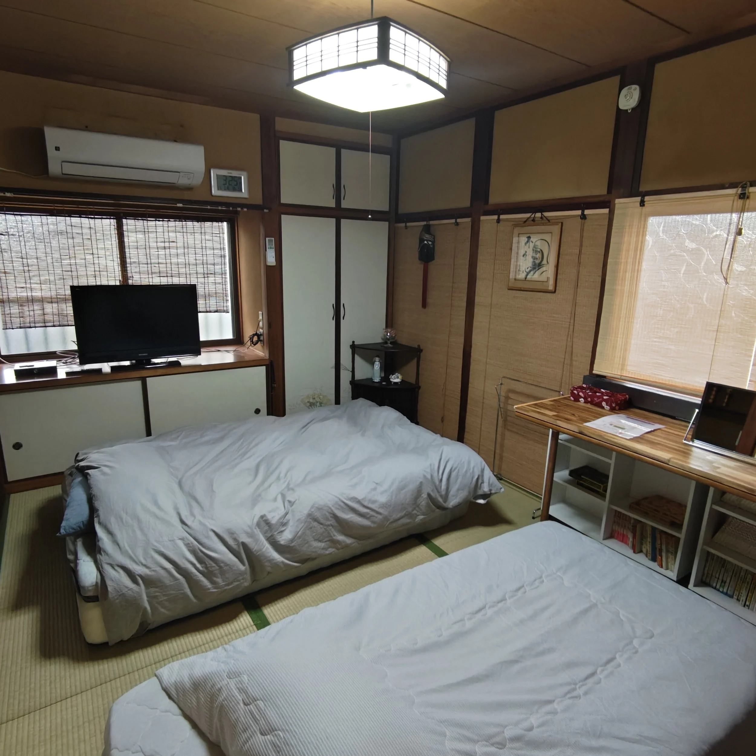 二階和室のベッド設置状況と収納式仕事用テーブル