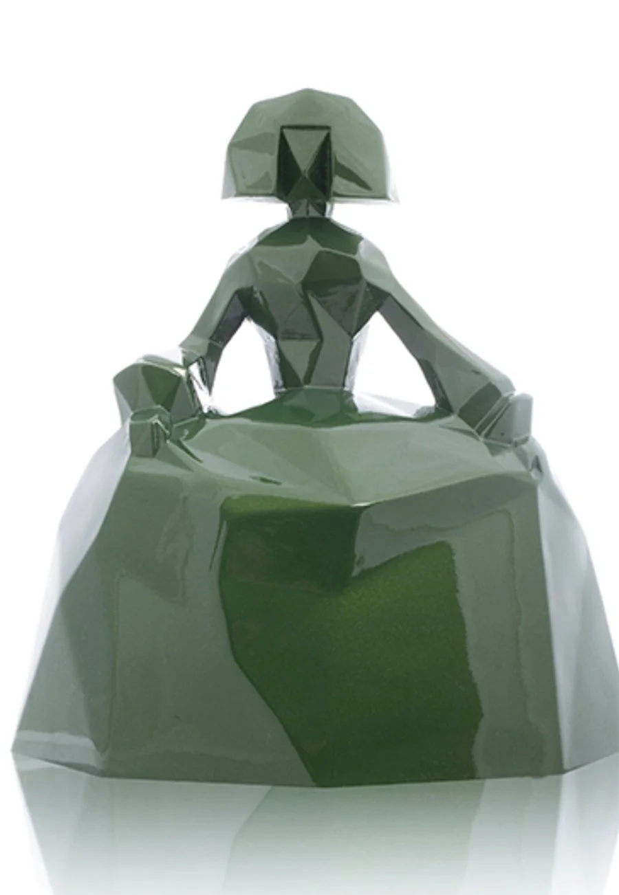 Menina Oliva 
32 cms. alto / 28 ancho / 20 profundo- Color Verde caza metalizado - pintura bicapa con partículas metálicas y barniz alifático, fibra de vidrio, 3.5 kg Menina en 32 cms. - resina  
 Inquire 