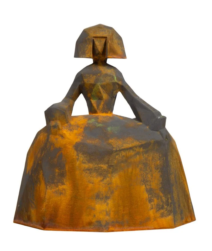 Menina Victoria 
52 cms. / 45.5 cms. ancho / 32.5 cms. Color acero Corten, pintura acrílica - Fibra de vidrio. P. 3.5 Kg Menina en 32 cms. - resina  
 Inquire 