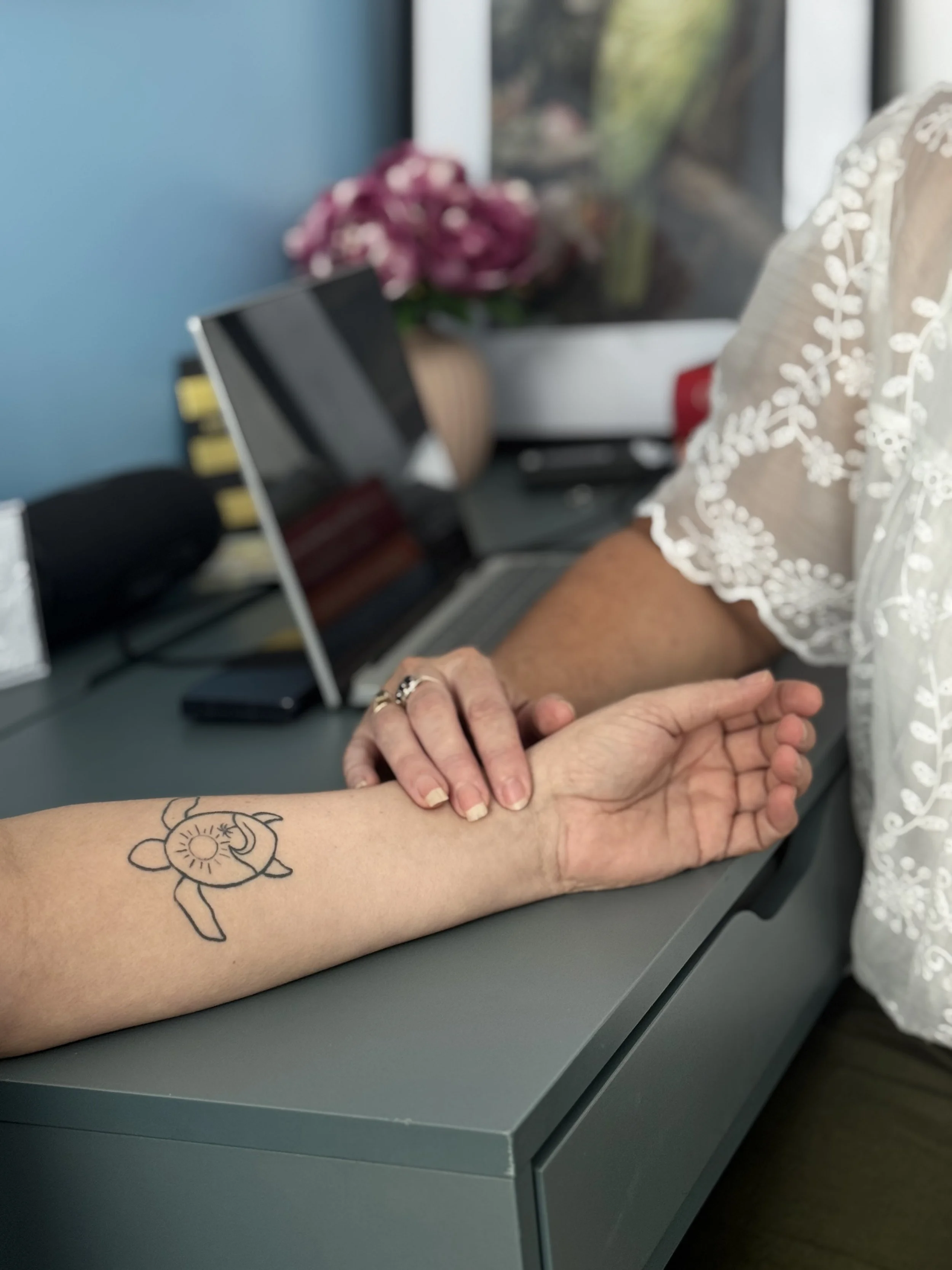 Willow Tree Acupuncture pulse taking for diagnosis