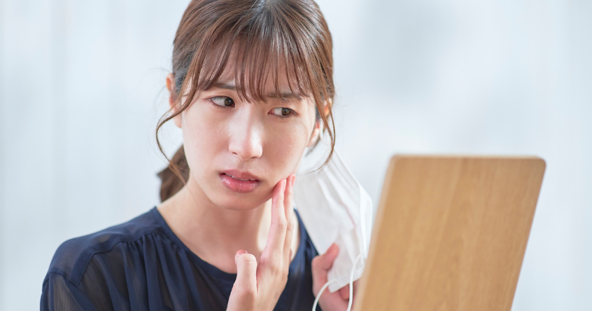 顔の左右差やフェイスラインのバランスを確認する女性のイメージ