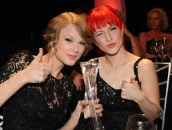 Taylor_Swift_and_Hayley_Williams.webp