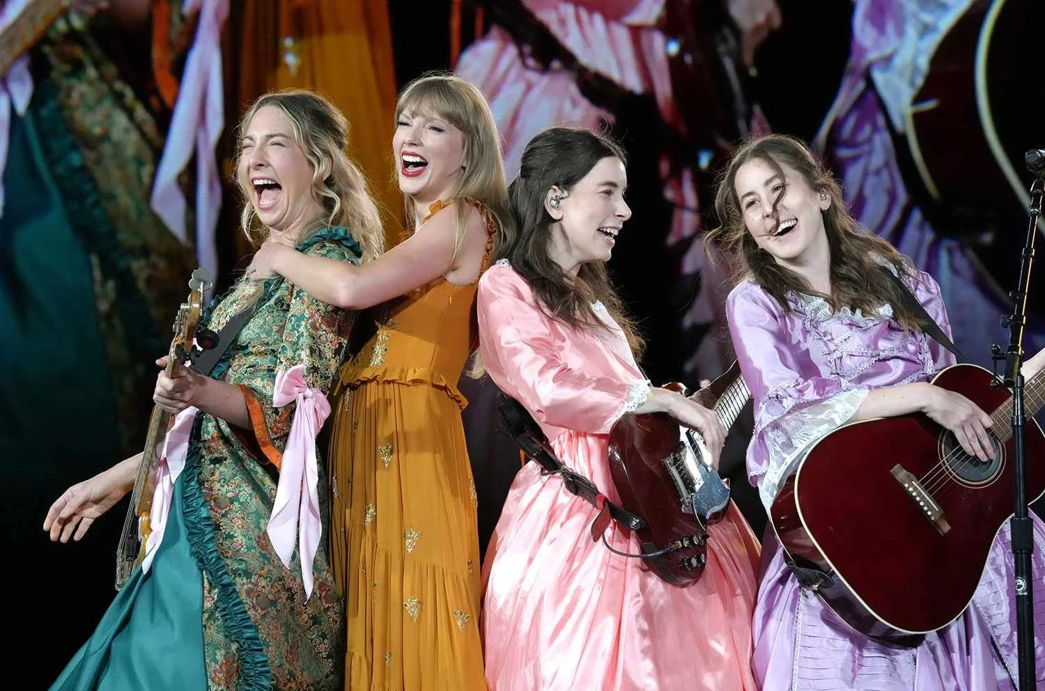 taylor-swift-rollout-12042300-6bb33037e3284c76b329632deb5b1283.jpg