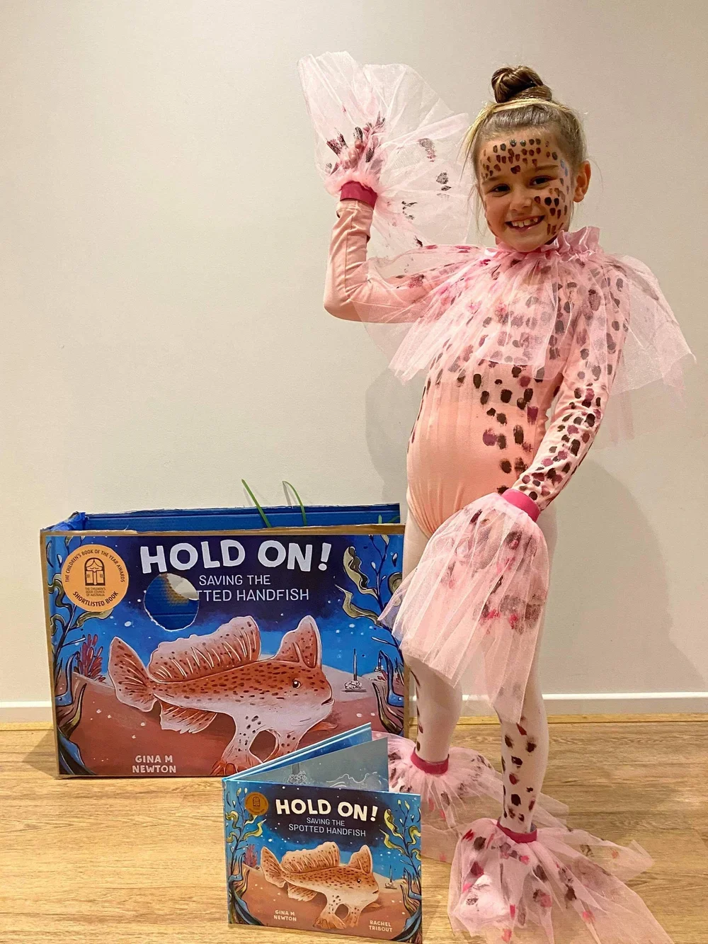 Hold on hand fish_Rachel tribout_14.webp