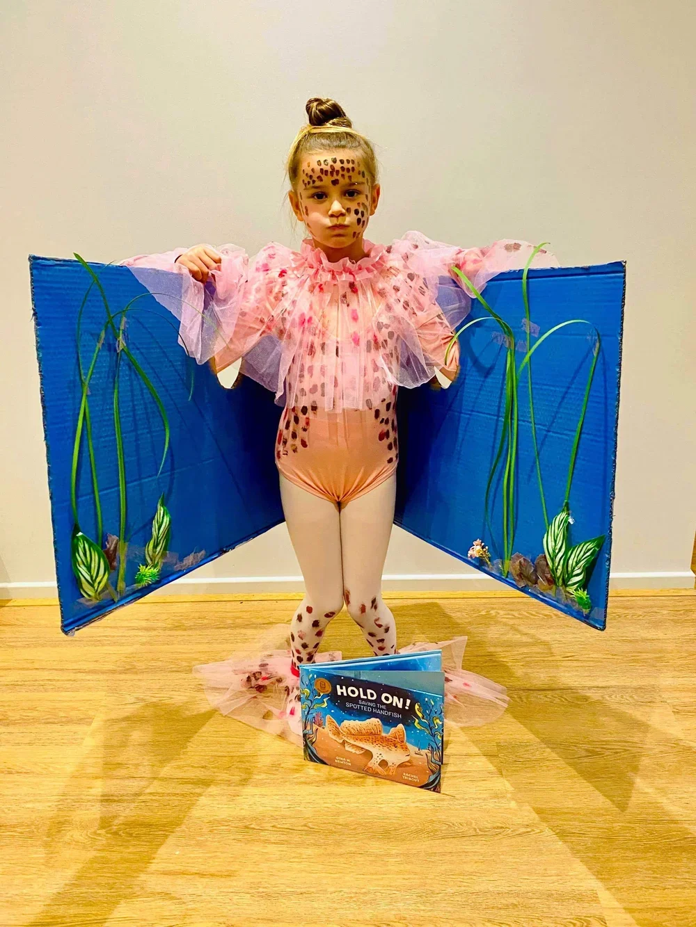 Hold on hand fish_Rachel tribout_15.webp