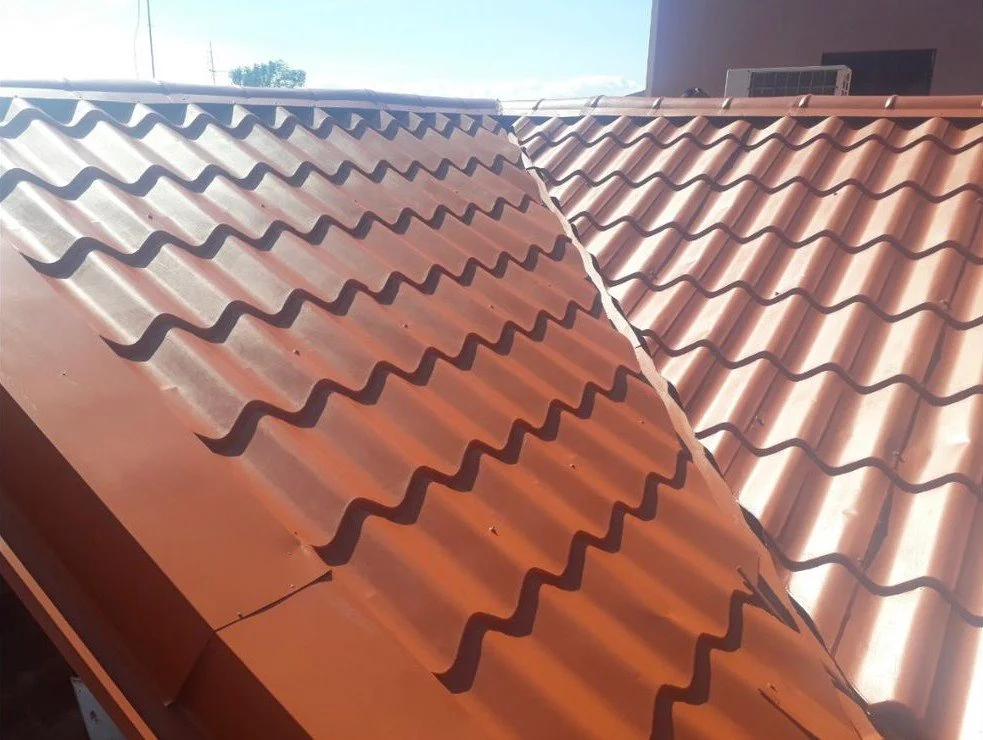 Tejas de cerámica naranjas instaladas en techos con diferentes ángulos.