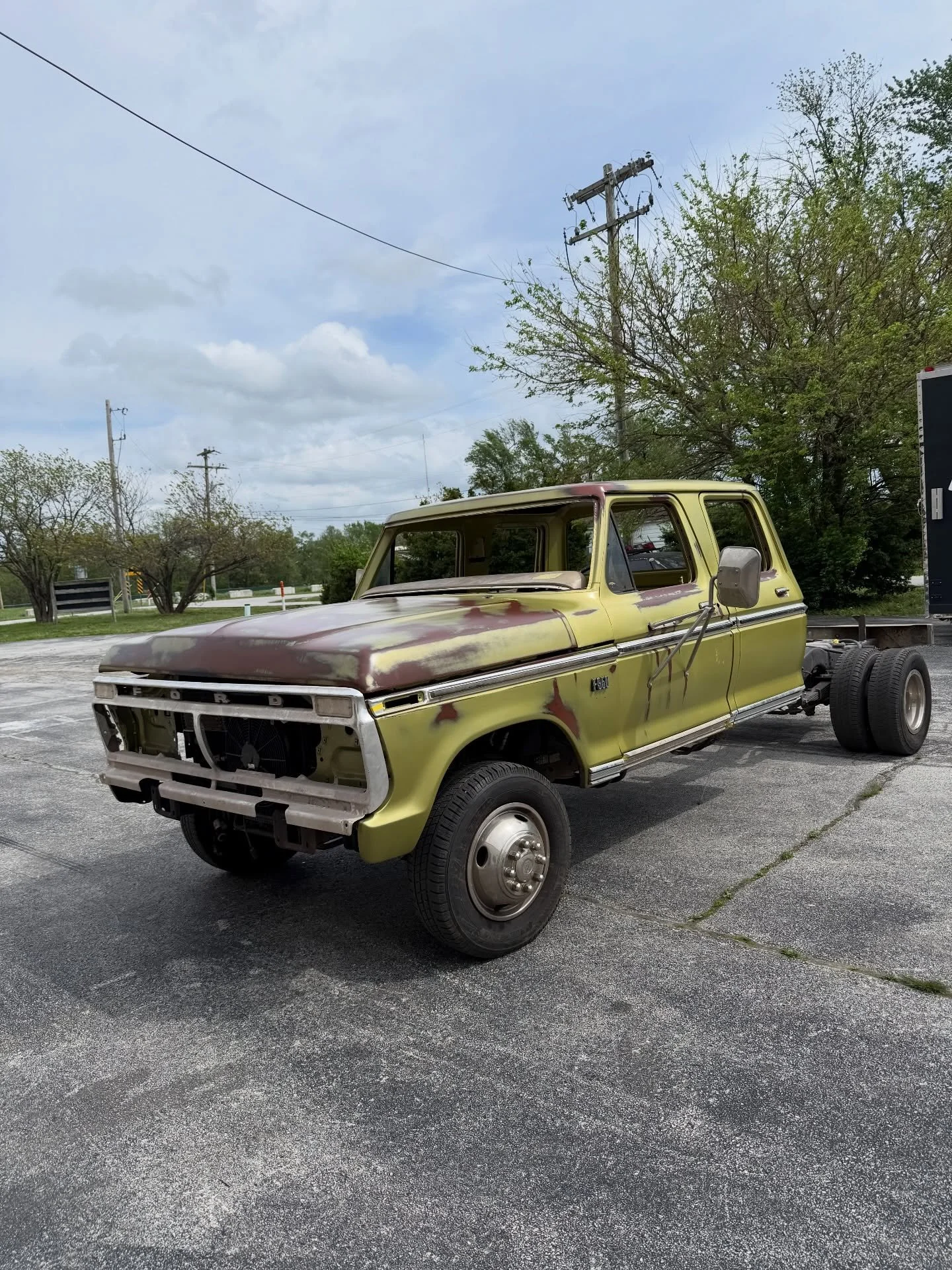 Crew cab Godzilla dually project coming together. 

#dentside #crewcabdually #forddually