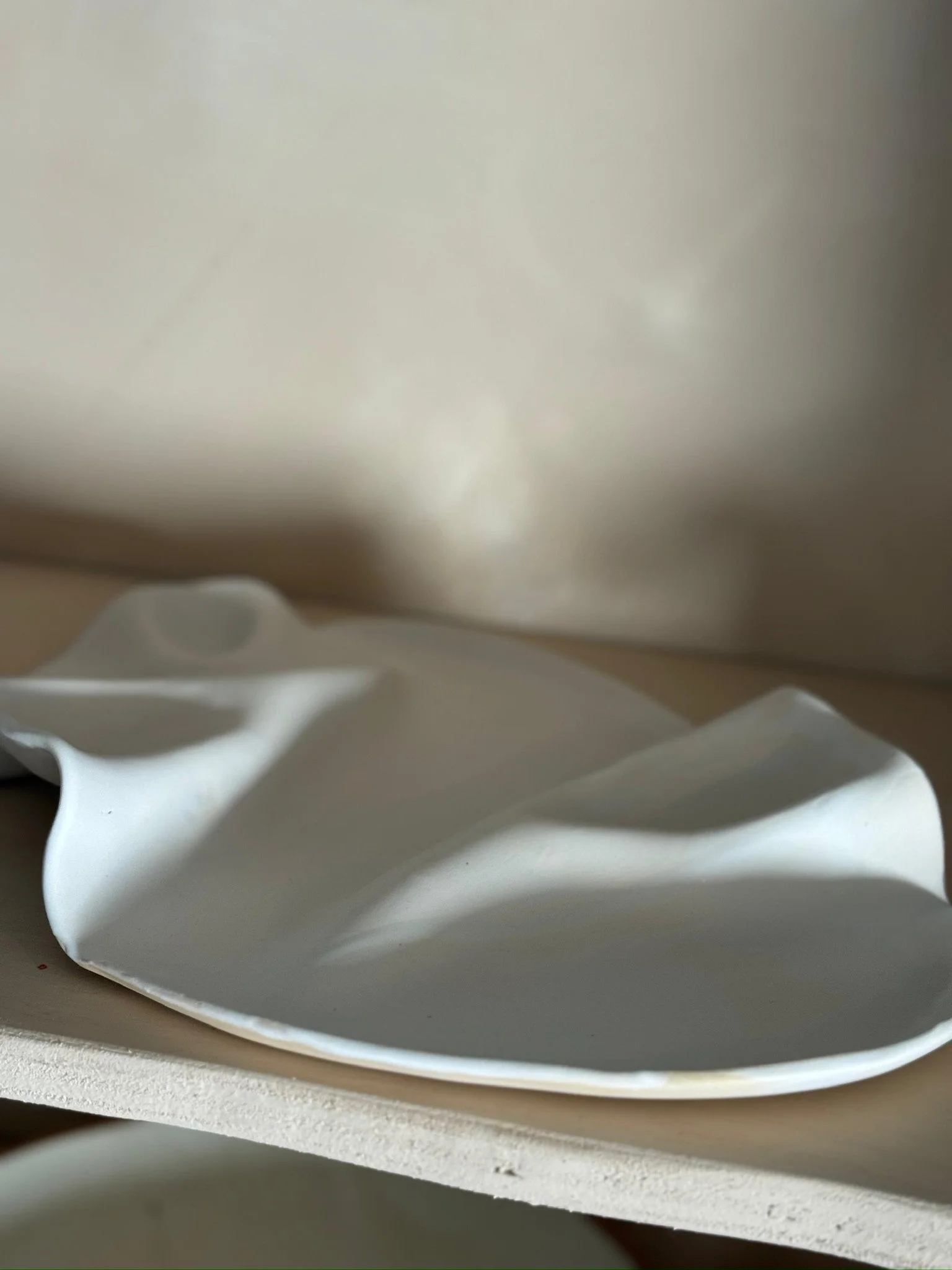 Wave - white clay white pebble.JPG