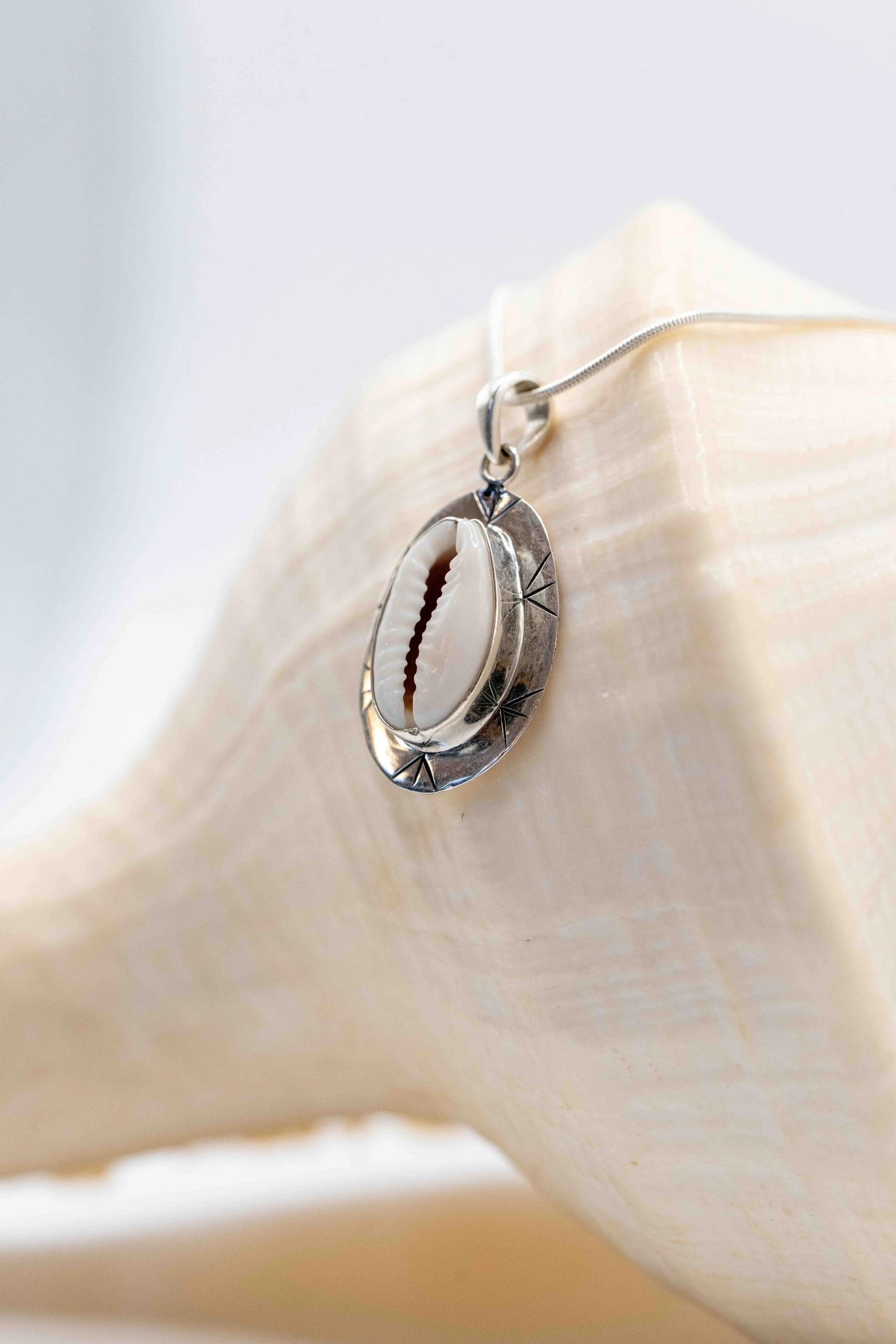 Water Rope Dots Cowrie Shell Necklace