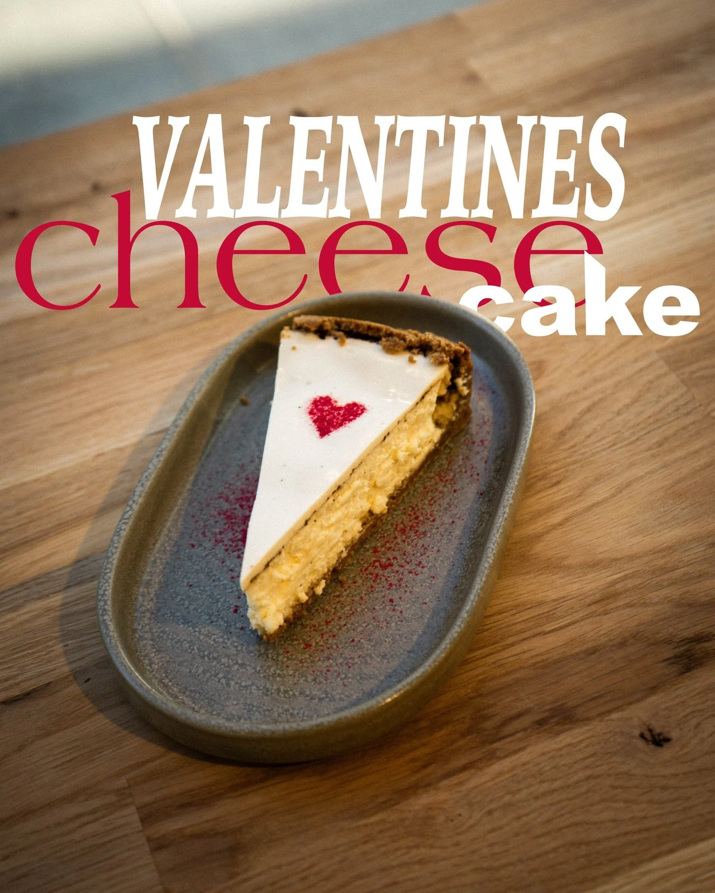 Vi feirer litt valentines p&aring; l&oslash;rdag med ekte bringeb&aelig;r pulver p&aring; ostekaka v&aring;r! Passer godt med en kaffi og en date🩷