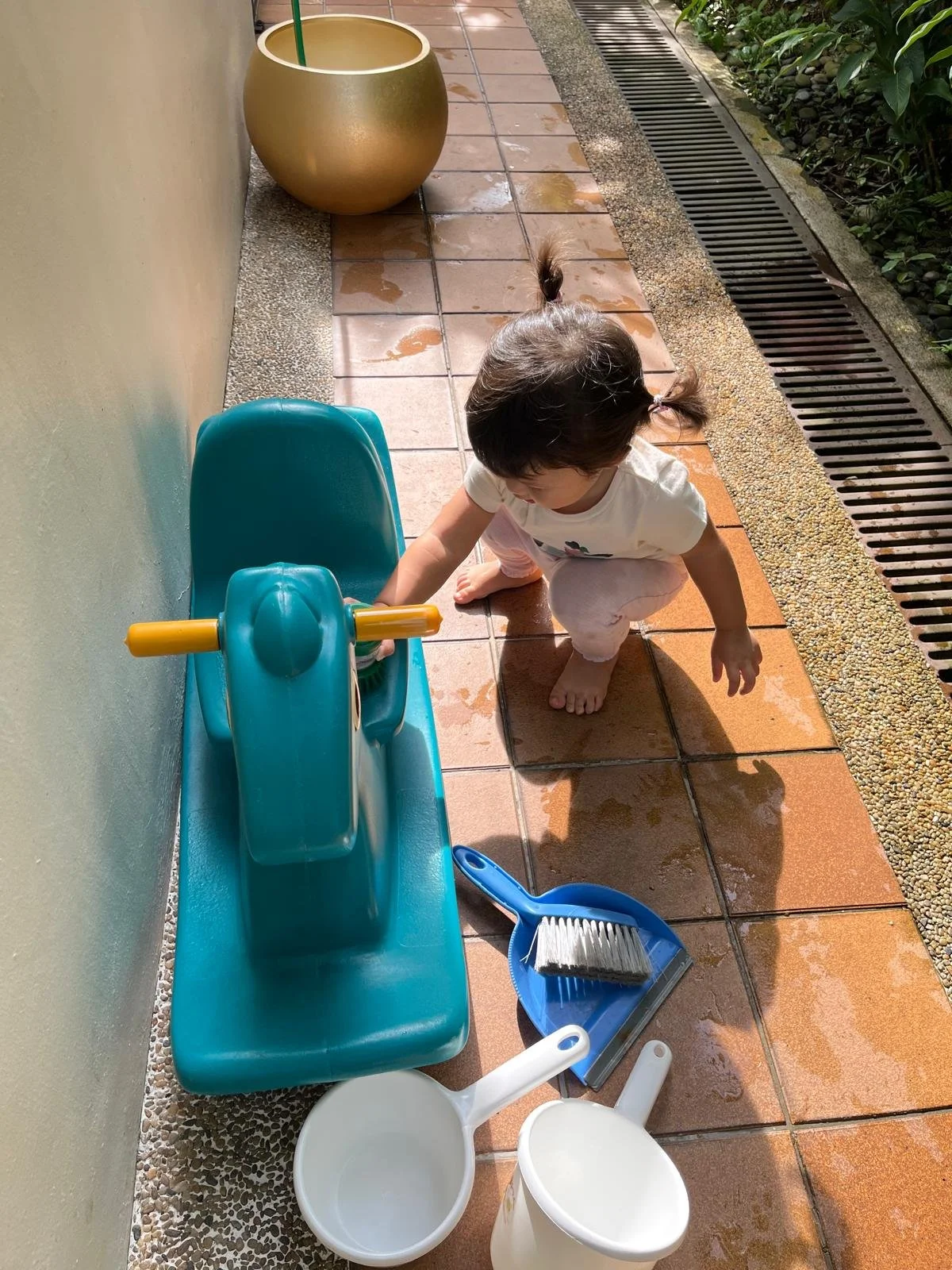 Hannah scrubbing horse.jpeg