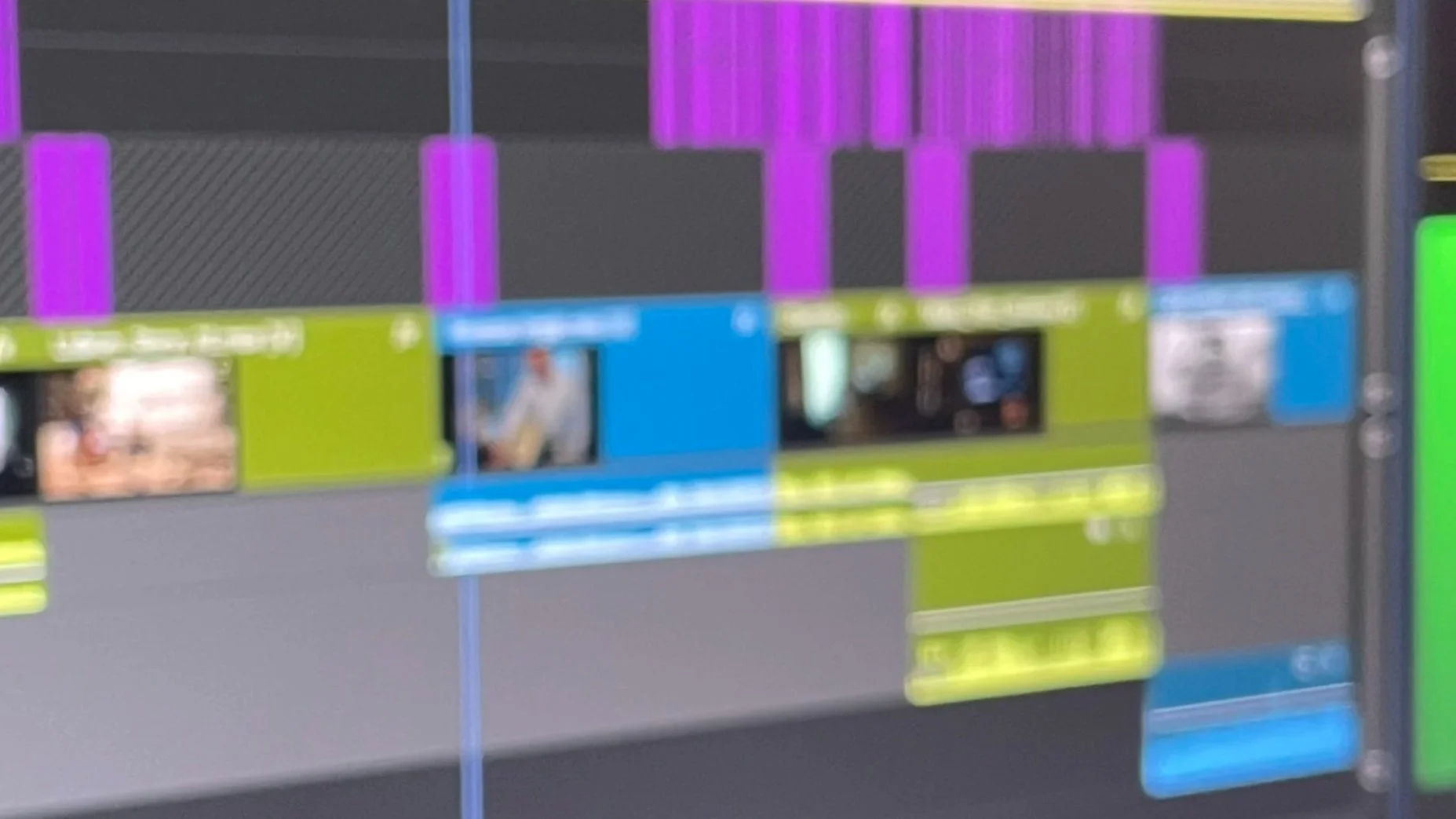 Mehrspurige Schnitt-Timeline mit Video- und Audioclips – Kuration zeitbasierter Medien und Content-Entwicklung