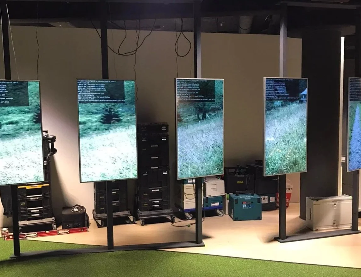 Mehrere Displays und Technik beim Ausstellungsaufbau – Medienplanung und Produktionssteuerung vor Ort