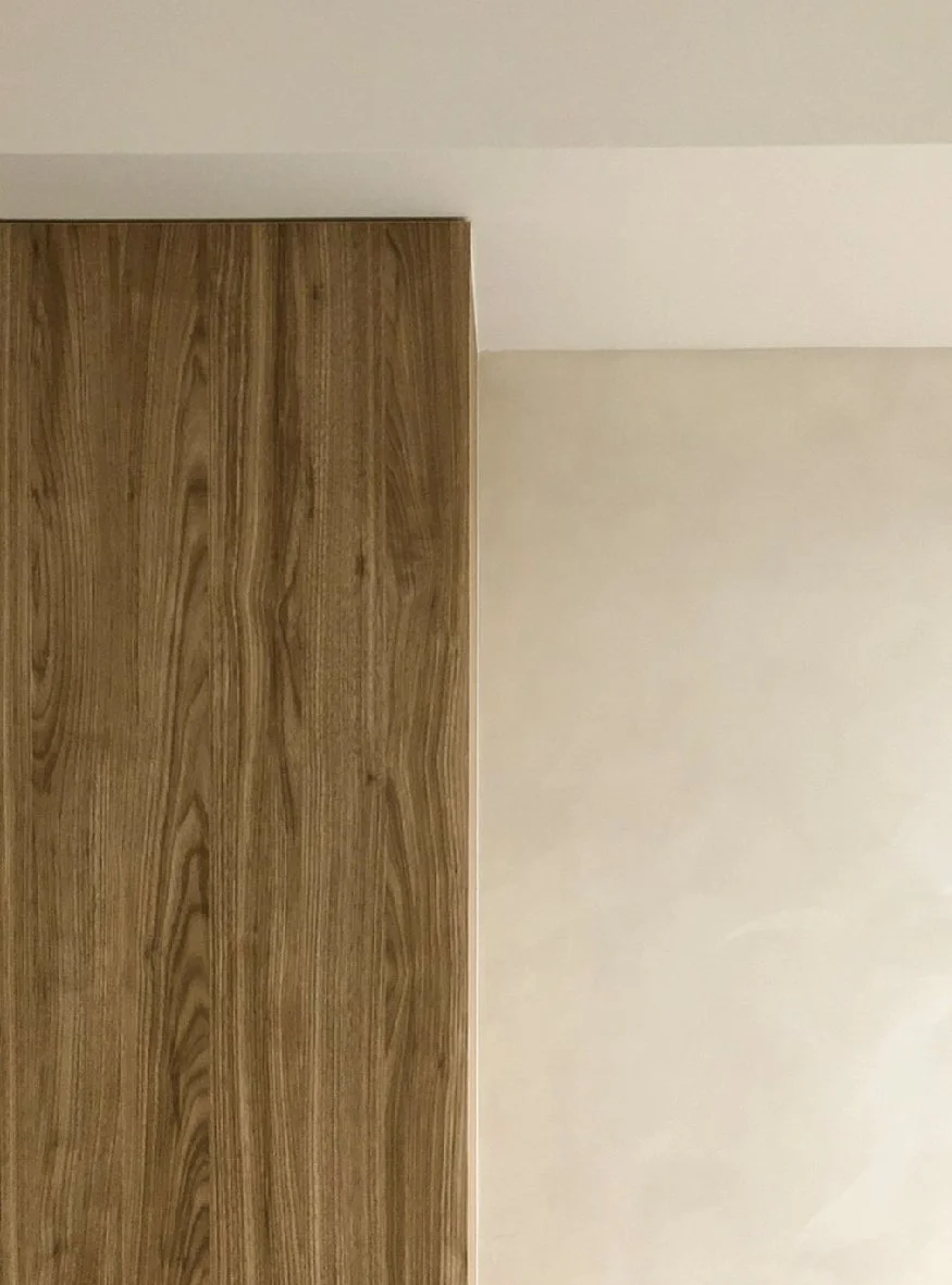 日勿設計室內範例：自然木紋的梁柱搭配暖色系藝術塗料的細節圖。