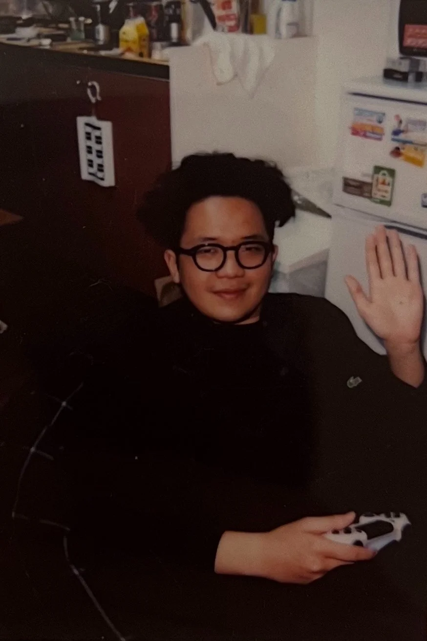 日勿設計：一位家具設計師，背景有流理台與冰箱的小坪數空間。