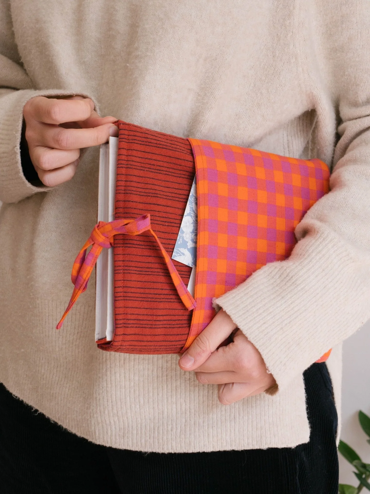 S&rsquo;acosta el dia m&eacute;s bonic de l&rsquo;any 🌹 📖

I a Les Ve&iuml;nes, ho volem celebrar - no cal dir-ho - amb fils i agulla! Aix&iacute; que el dissabte 18 d&rsquo;abril, uns dies abans de Sant Jordi, t&rsquo;esperem al taller per a cosir