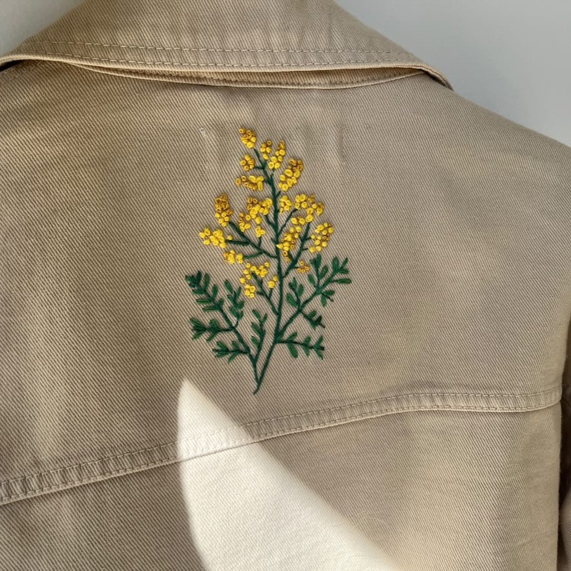 Fa unes setmanes la Cris va venir a Les Ve&iuml;nes i va brodar un disseny nostre sobre la seva camisa, omplint-la de color i transformant-la en una pe&ccedil;a &uacute;nica ✨

T&rsquo;esperem el dissabte 11 d&rsquo;abril a les 10h per customitzar la