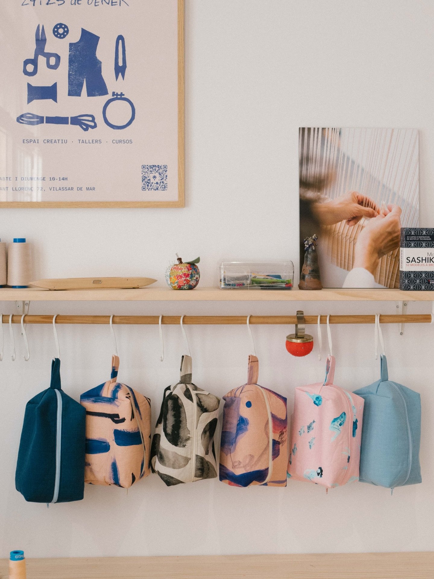 Avui acomiadem el tercer grup d&rsquo;Iniciaci&oacute; a la Costura 1 🌝
Les alumnes acaben el curs confeccionant aquest necesser: aprenen a posar cremallera, fer el folre i la nansa. &Eacute;s tot un repte, per&ograve; tamb&eacute; una pe&ccedil;a &