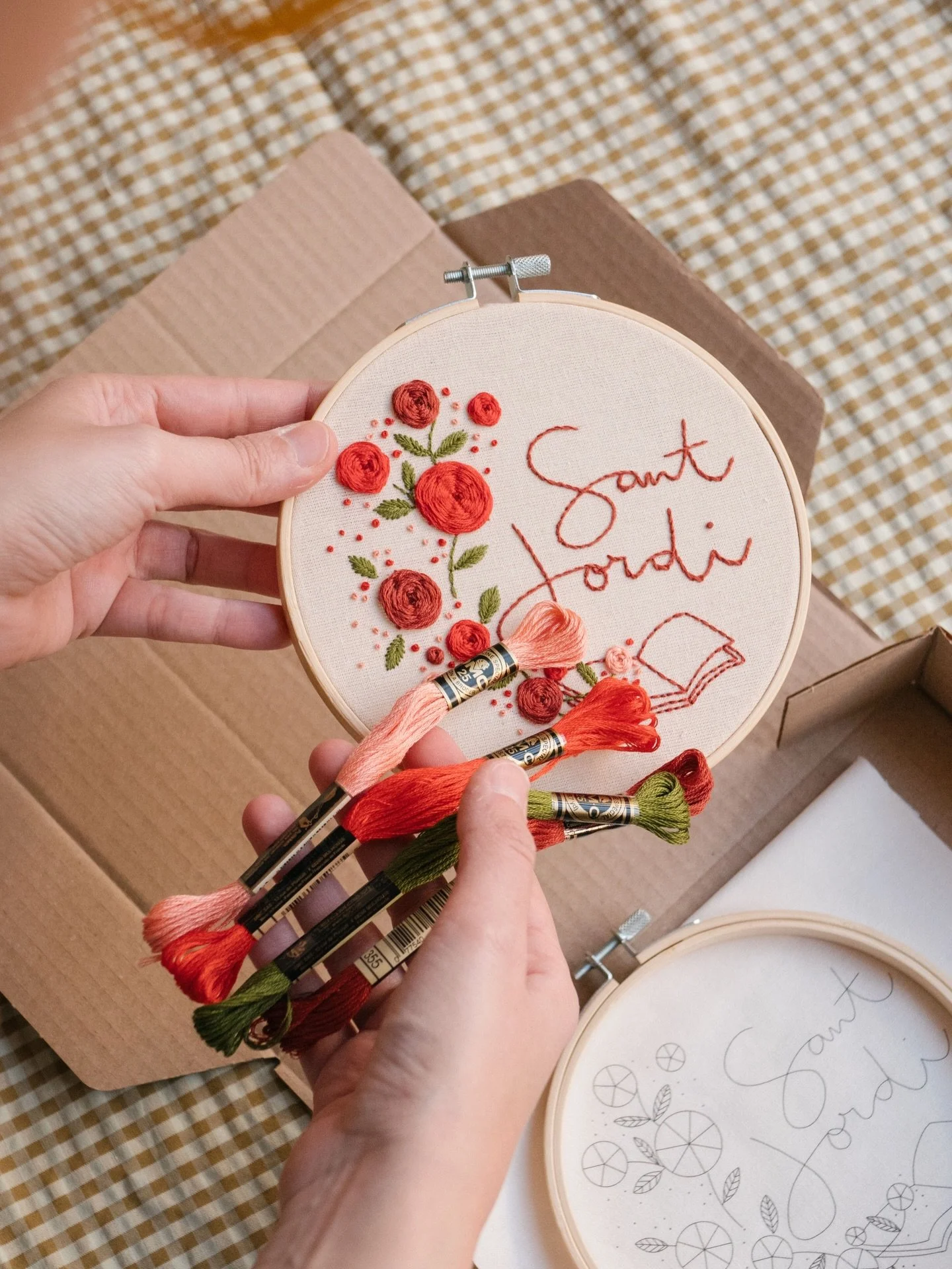 S&rsquo;acosta el dia m&eacute;s bonic de l&rsquo;any 🌹 📚

Vol&iacute;em celebrar el nostre primer Sant Jordi a Les Ve&iuml;nes amb una cosa especial! Una selecci&oacute; de llibres, uns stickers per brodar i, sobretot, un kit de brodat especialmen