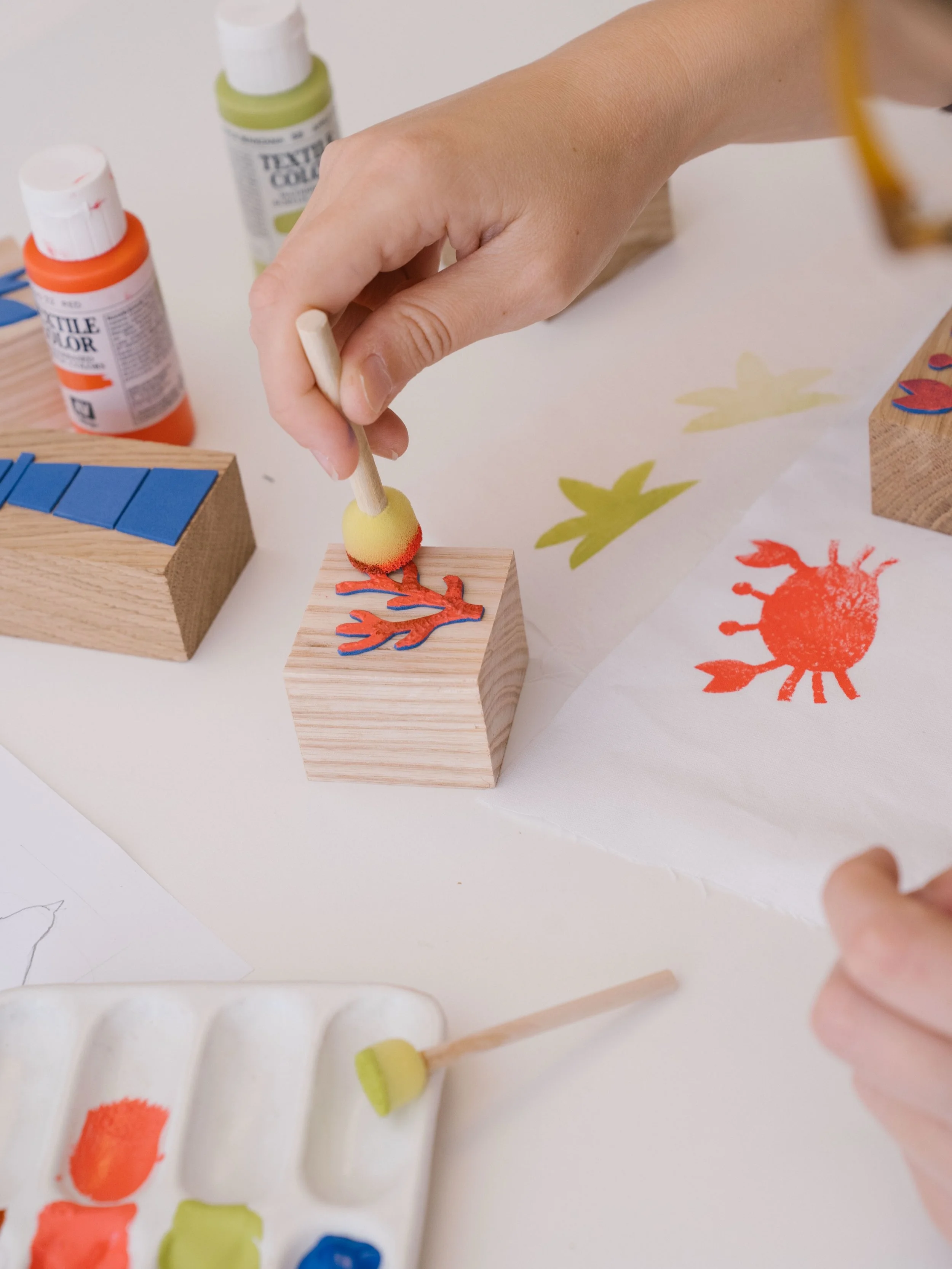Estampem l&rsquo;estiu ☀️ 

Al juny, tornem amb una proposta de taller infantil a Les Ve&iuml;nes!

Un taller monogr&agrave;fic per iniciar-se en la t&egrave;cnica de l&rsquo;estampaci&oacute; t&egrave;xtil, un m&oacute;n creatiu amb infinites possib