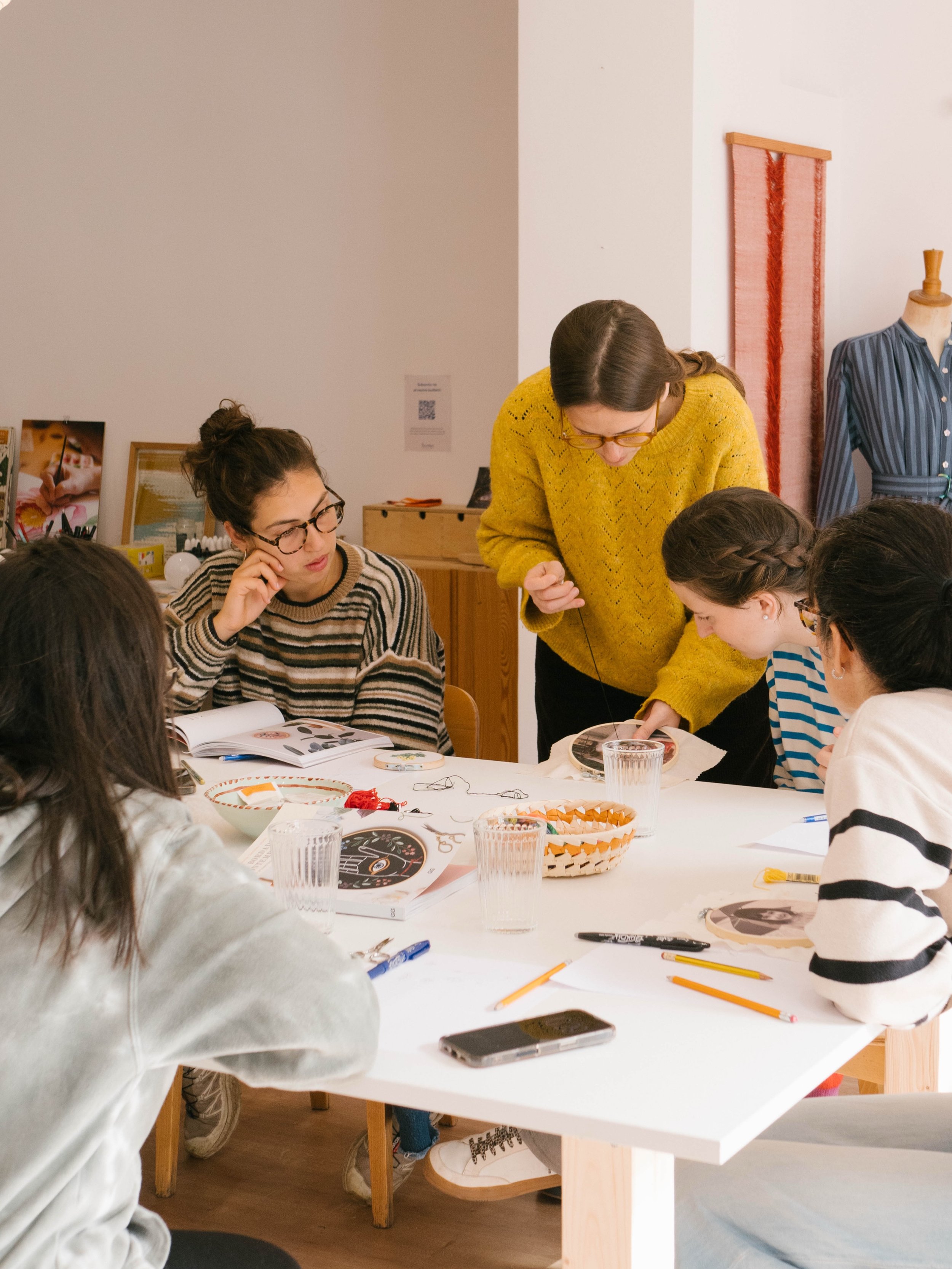 Sabies que a Les Ve&iuml;nes pots reservar el taller que vulguis, quan vulguis? 👀 

Obrim el nostre espai a grups tancats per celebrar esdeveniments privats: aniversaris, team building, baby shower, comiats de soltera&hellip; o simplement ganes de c