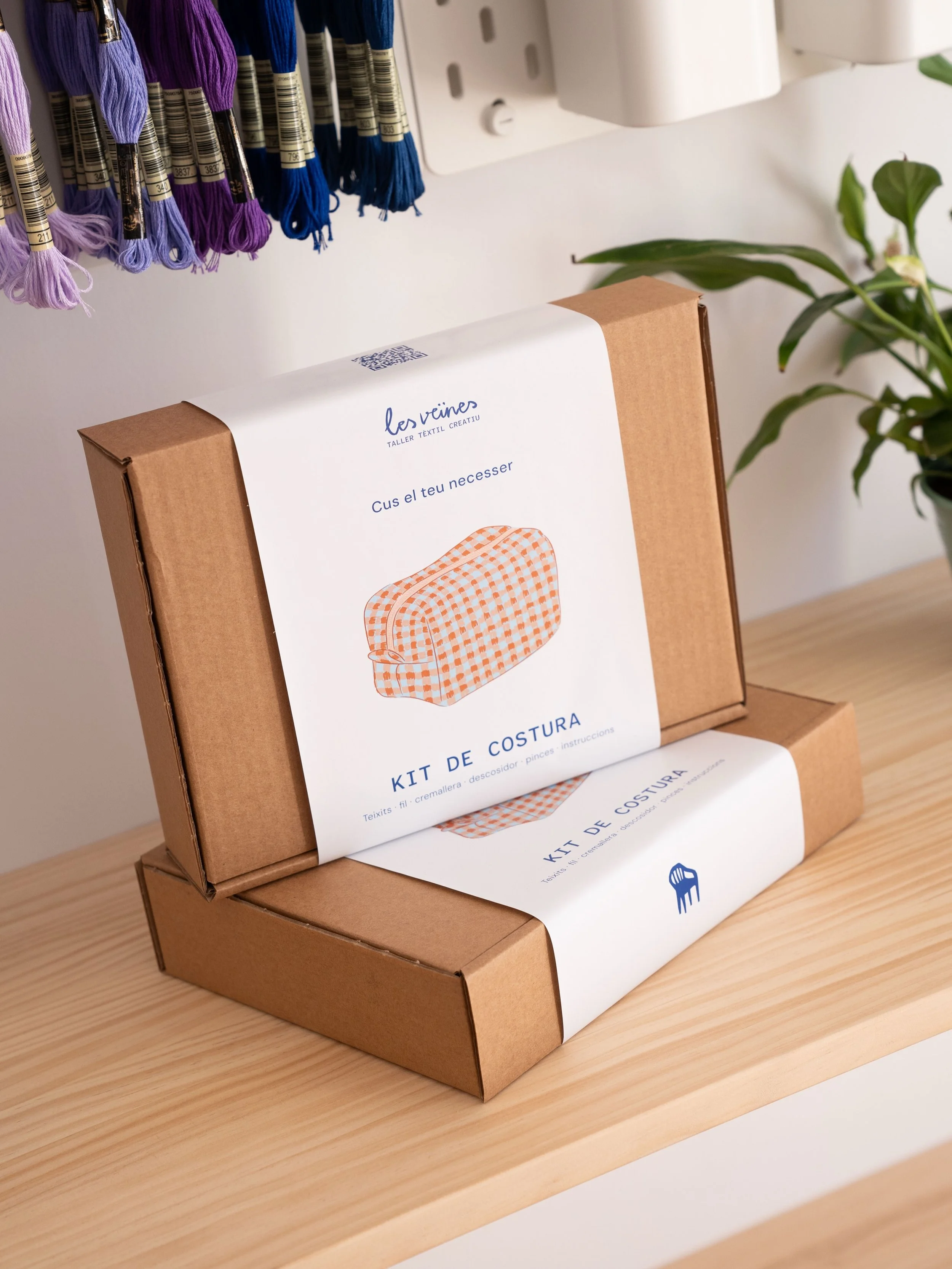 Fa uns dies vam estrenar la botiga online de Les Ve&iuml;nes! ✨

Despr&eacute;s de comen&ccedil;ar amb el nostre petit rac&oacute; de botiga al taller, ten&iacute;em moltes ganes de poder fer arribar les nostres idees, productes i materials una mica 