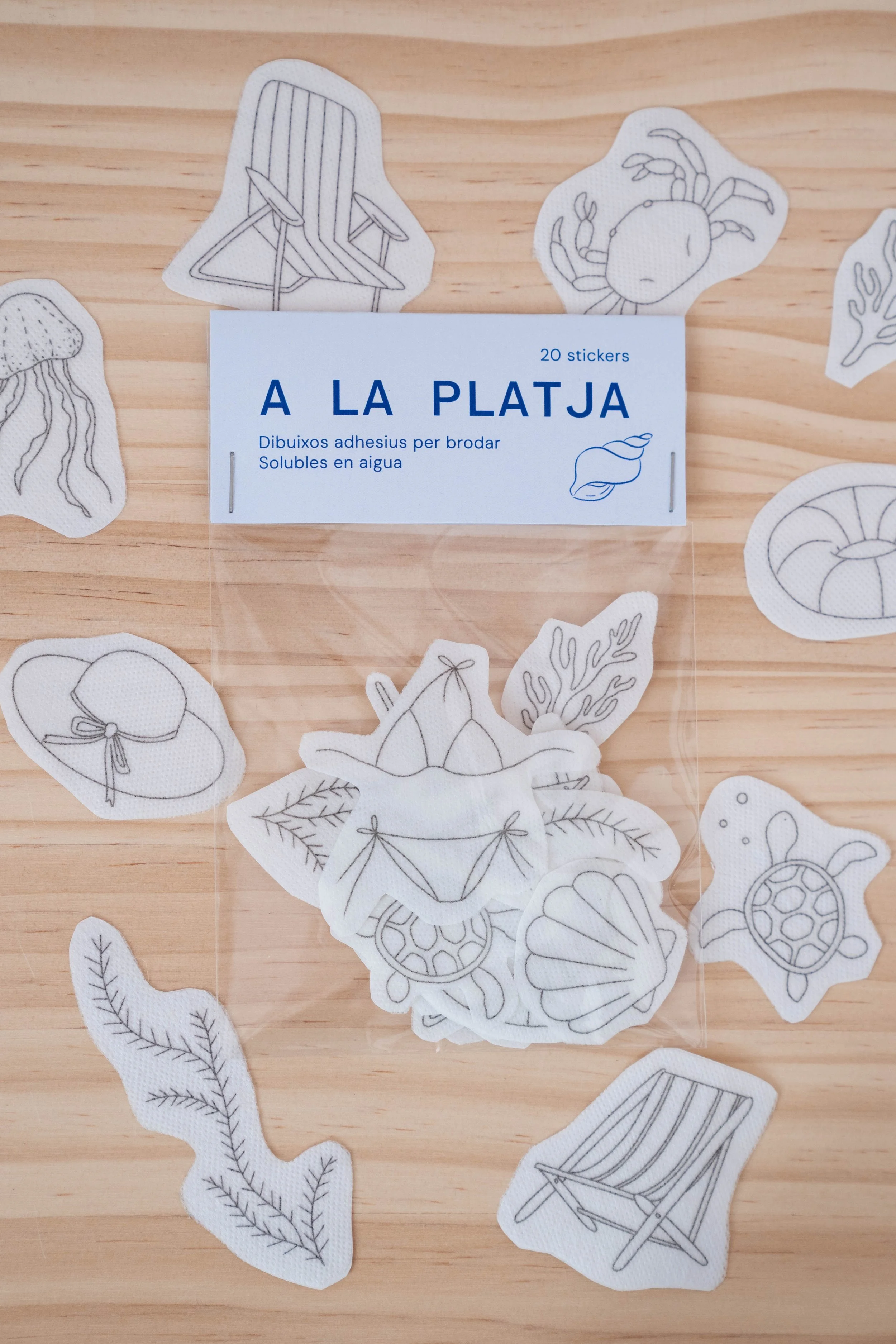 Adhesius per brodar · A la platja