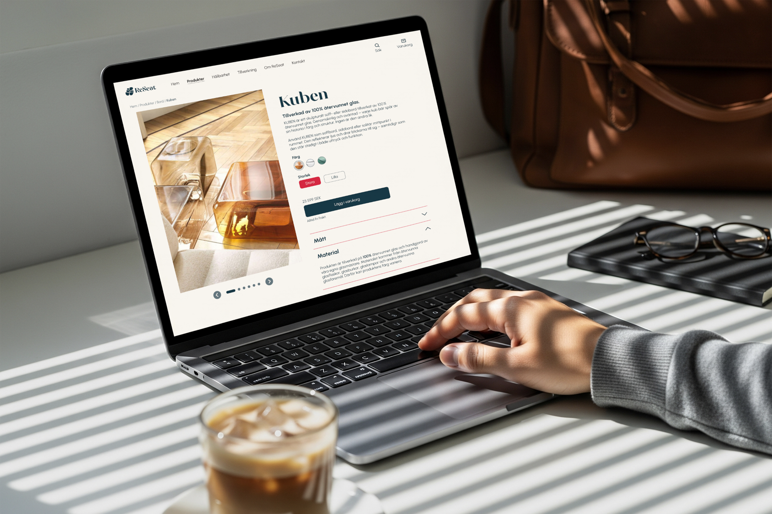 Laptop mockup av ReSeats webbplats med en produktsida för ett handgjort glasbord.