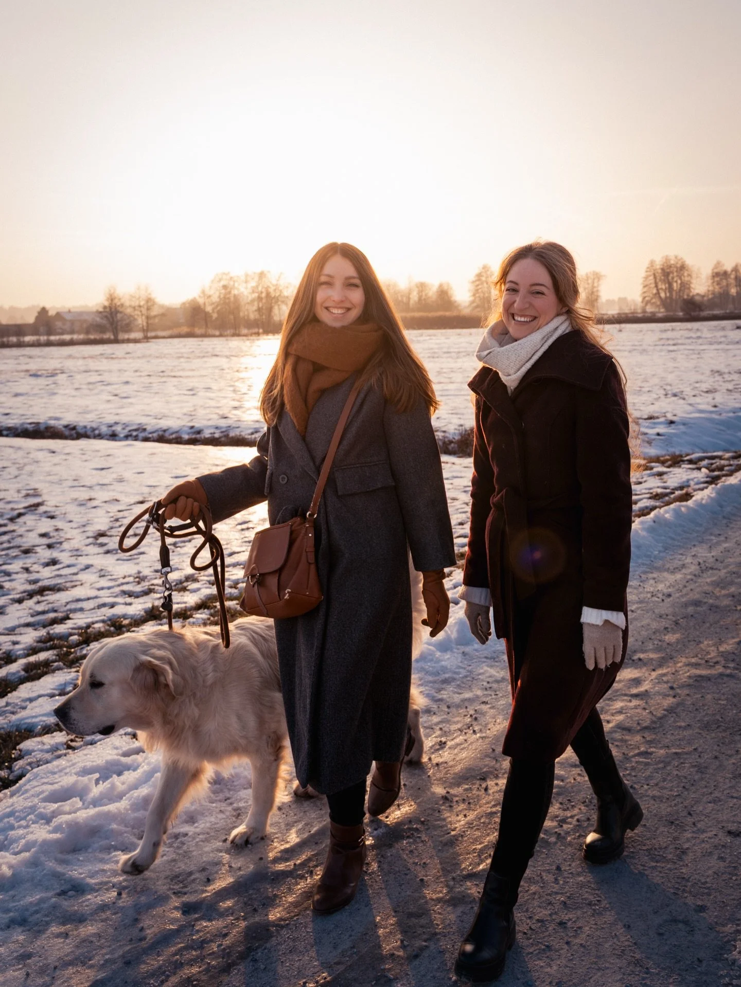 Eva und Sina gemeinsam mit Marley unterwegs. Mir gef&auml;llt die Lichtstimmung so gut ☀️
 #friendsedit #fotosfreunde #niederbayern #fotografin #freundef&uuml;rsleben