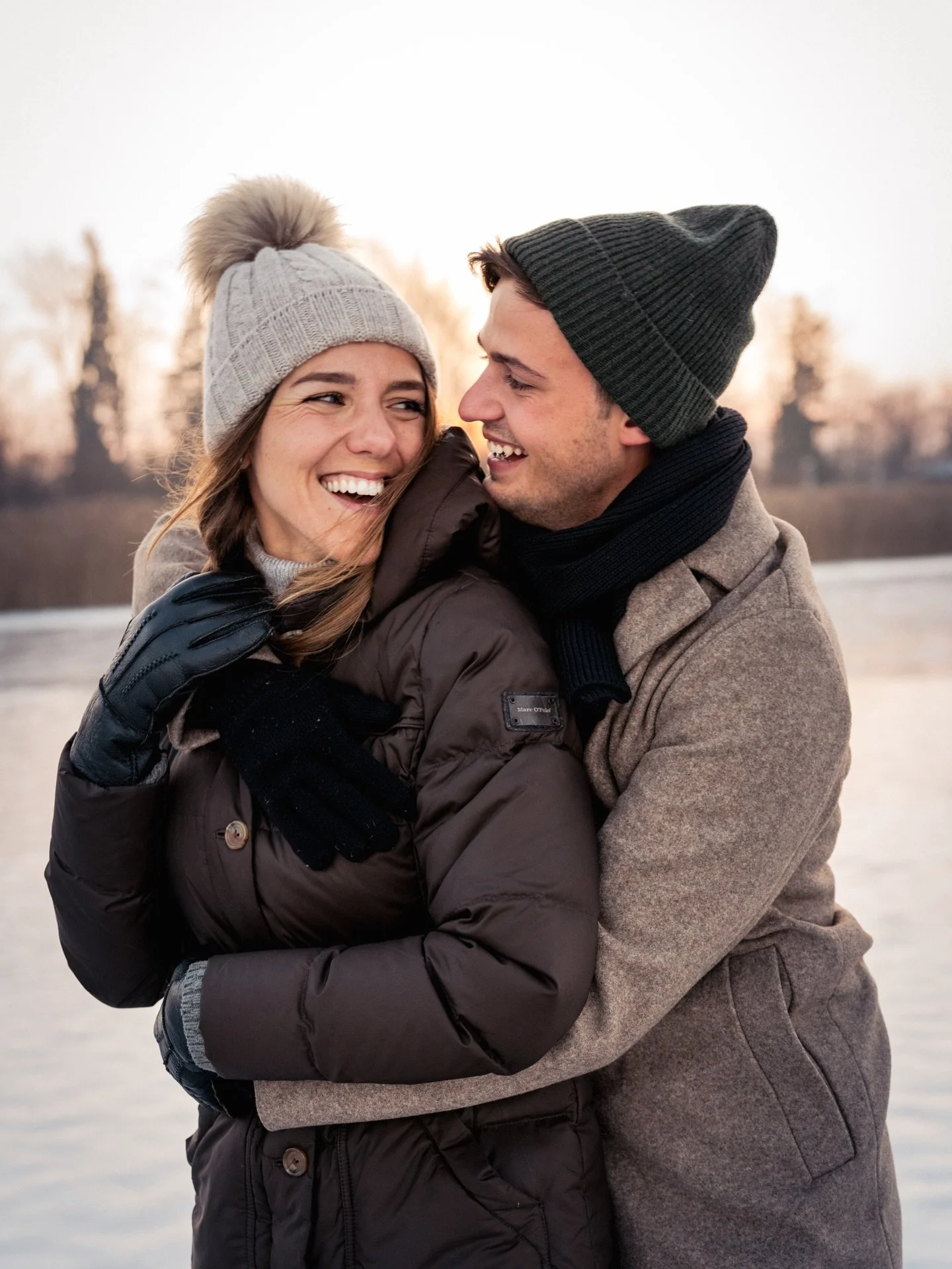 Kerstin und Luki, so ein toller Sonnenuntergang auf dem Wallersee. 🐟 Fotos auf dem Eis, f&uuml;r mich das erste mal ❄️😁🙌🏼 #couplephotographer #salzburgfotos #fotografie #wallersee #icescating