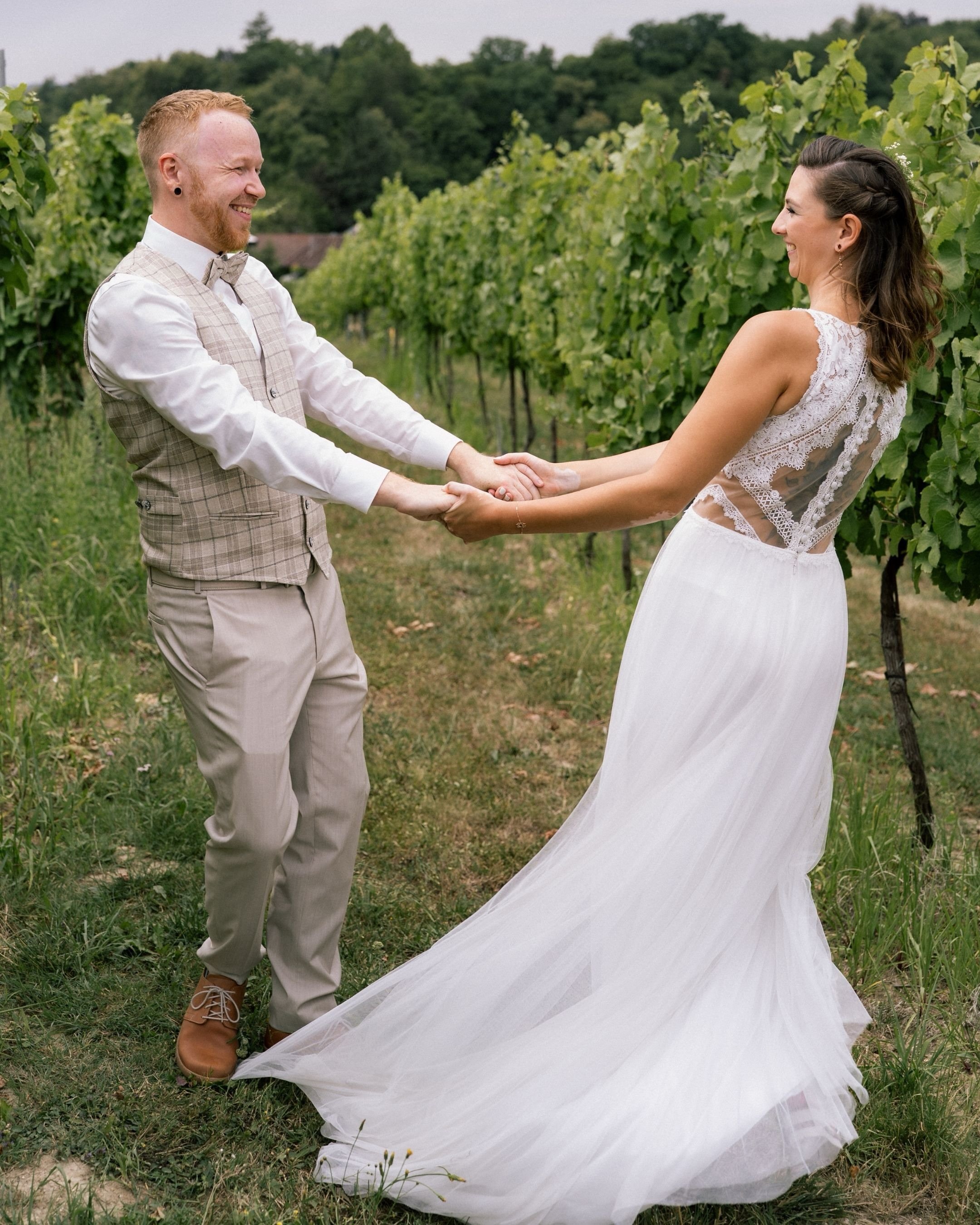 Lena und Christopher 🤍💚 Eine wunderbare Hochzeit mit zwei tollen Menschen in einer Location, die einfach nur traumhaft sch&ouml;n war 😍 definitiv unvergesslich. #hochzeitsfotos #weddingphotography #happybride #hochzeitsinspiration #karlingbergergu