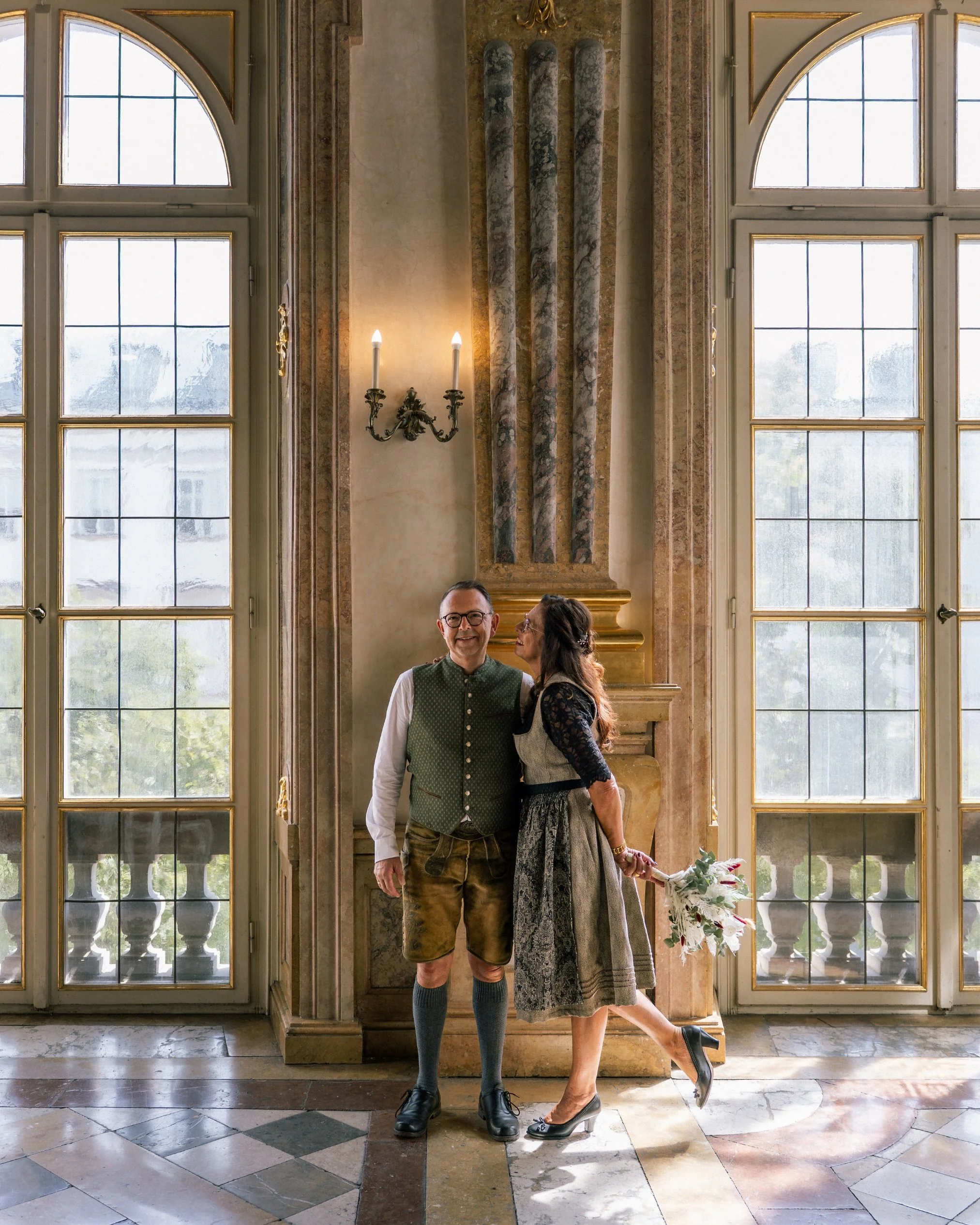 Martina und Manfred heirateten klassisch in Tracht. 🌹So ein sympatisches, humorvolles Paar, das gemeinsam so viel gelacht hat und so viel Spa&szlig; hatte! Ich hab mich sehr gefreut eure Standesamtliche Hochzeit begleiten zu d&uuml;rfen. ☺️🙌🏼 Es w
