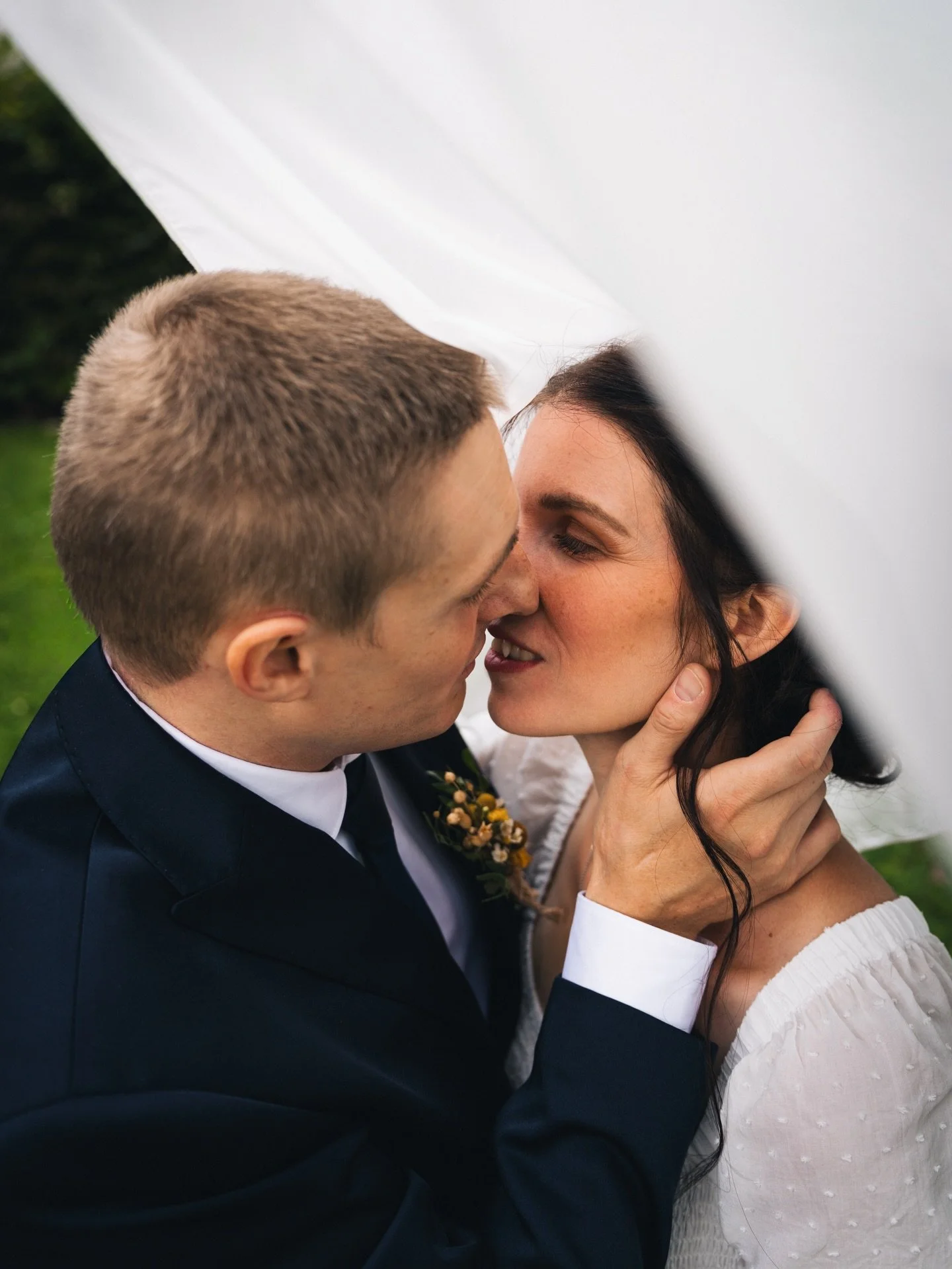 Eines meiner Lieblingsbilder von Sebi und Constanze. Ein Schleiher kann oft richtig sch&ouml;n in Szene gesetzt werden 😍👰🏽&zwj;♀️ #hochzeitsfotos #mondseewedding #salzburg #hochzeitskleid #photoshoot2025