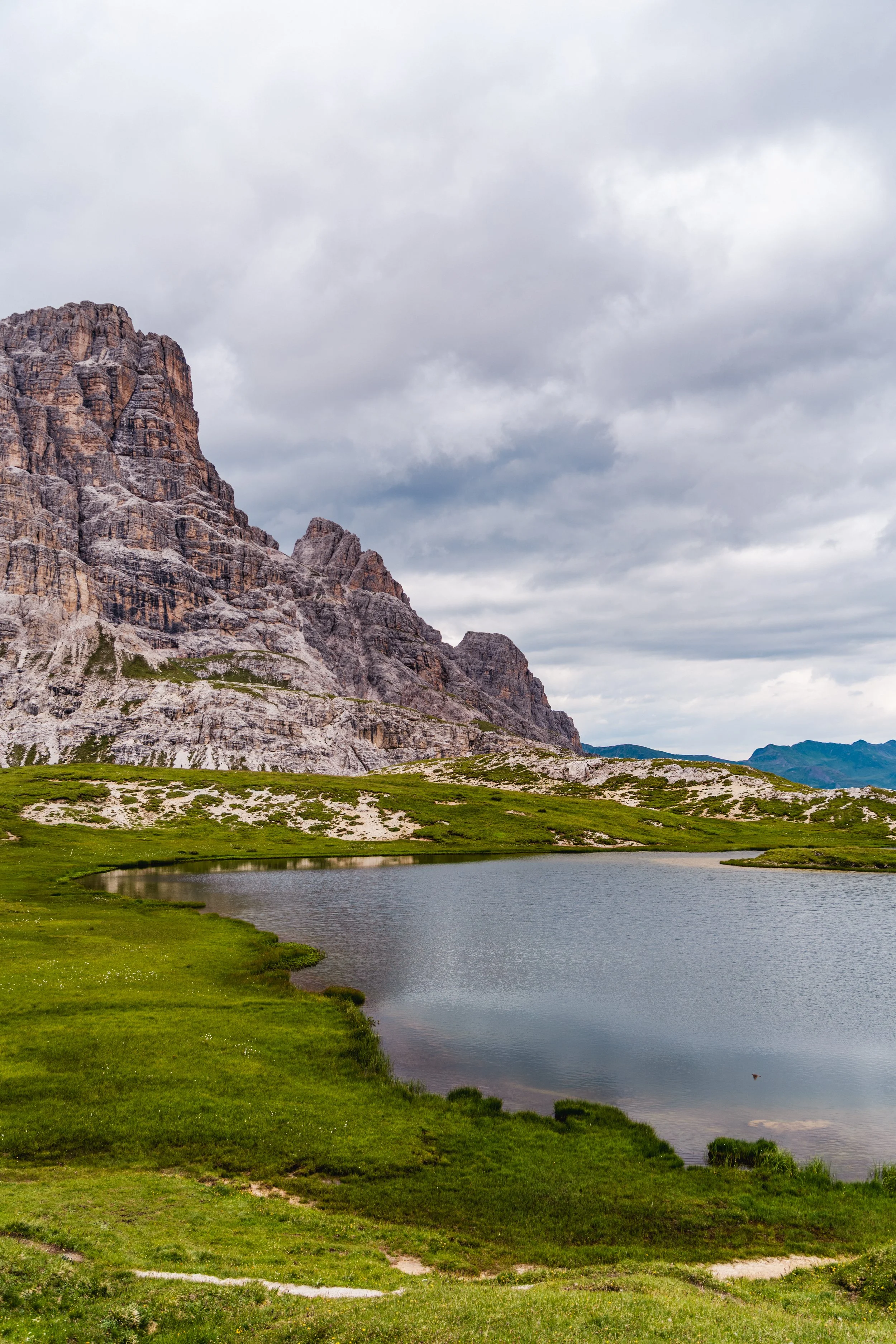 Bilder eines Sees mit Bergen im Hintergrund