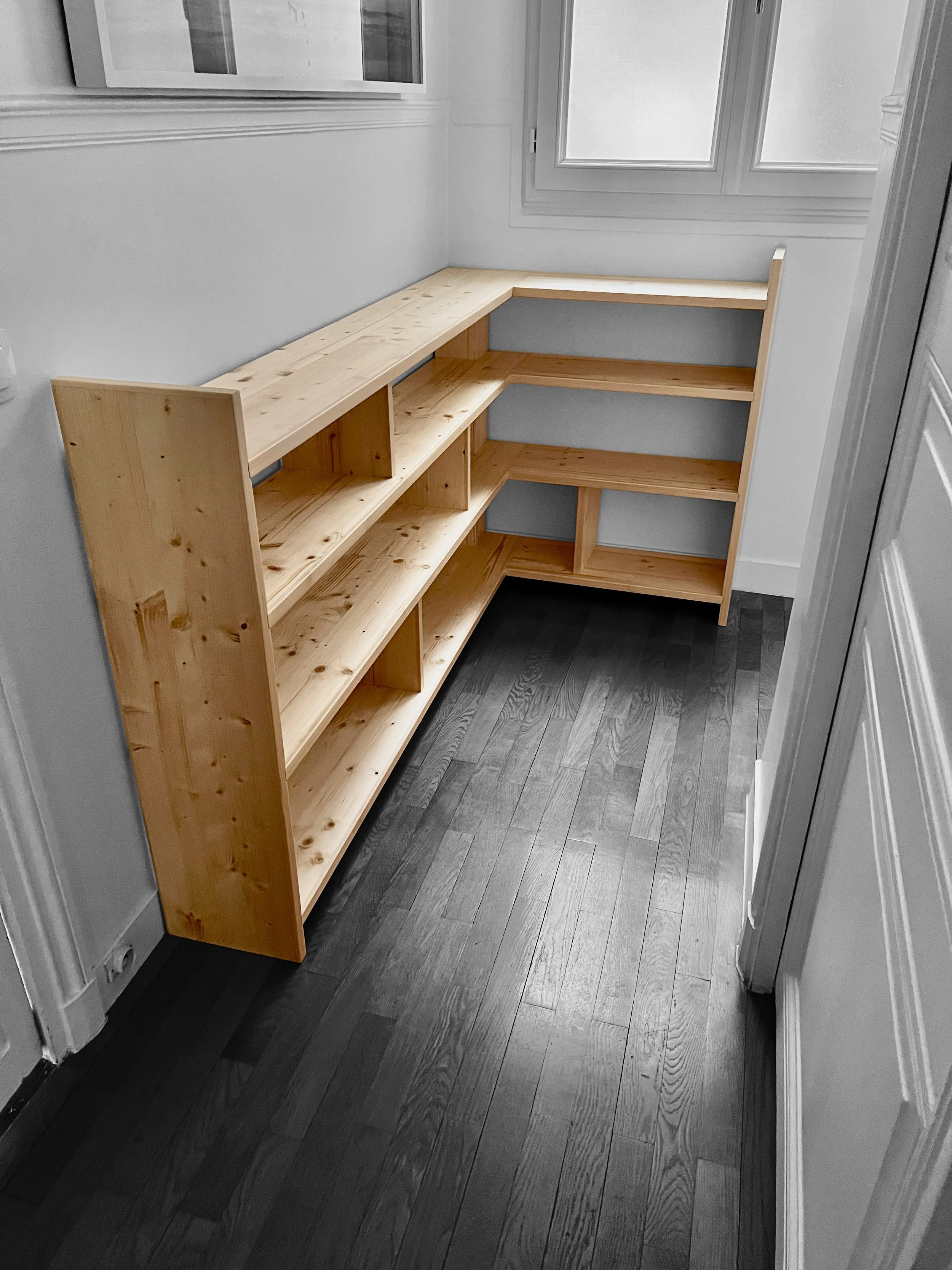 Étagère d'angle en bois clair.