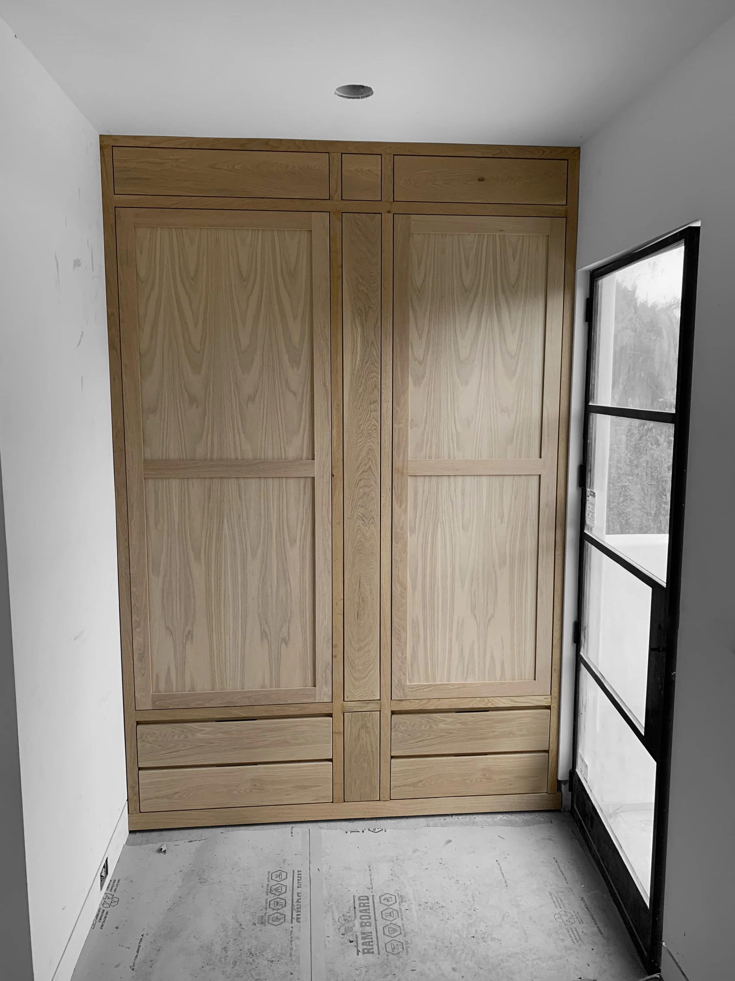 Agencement sur mesure pour rangement divers.