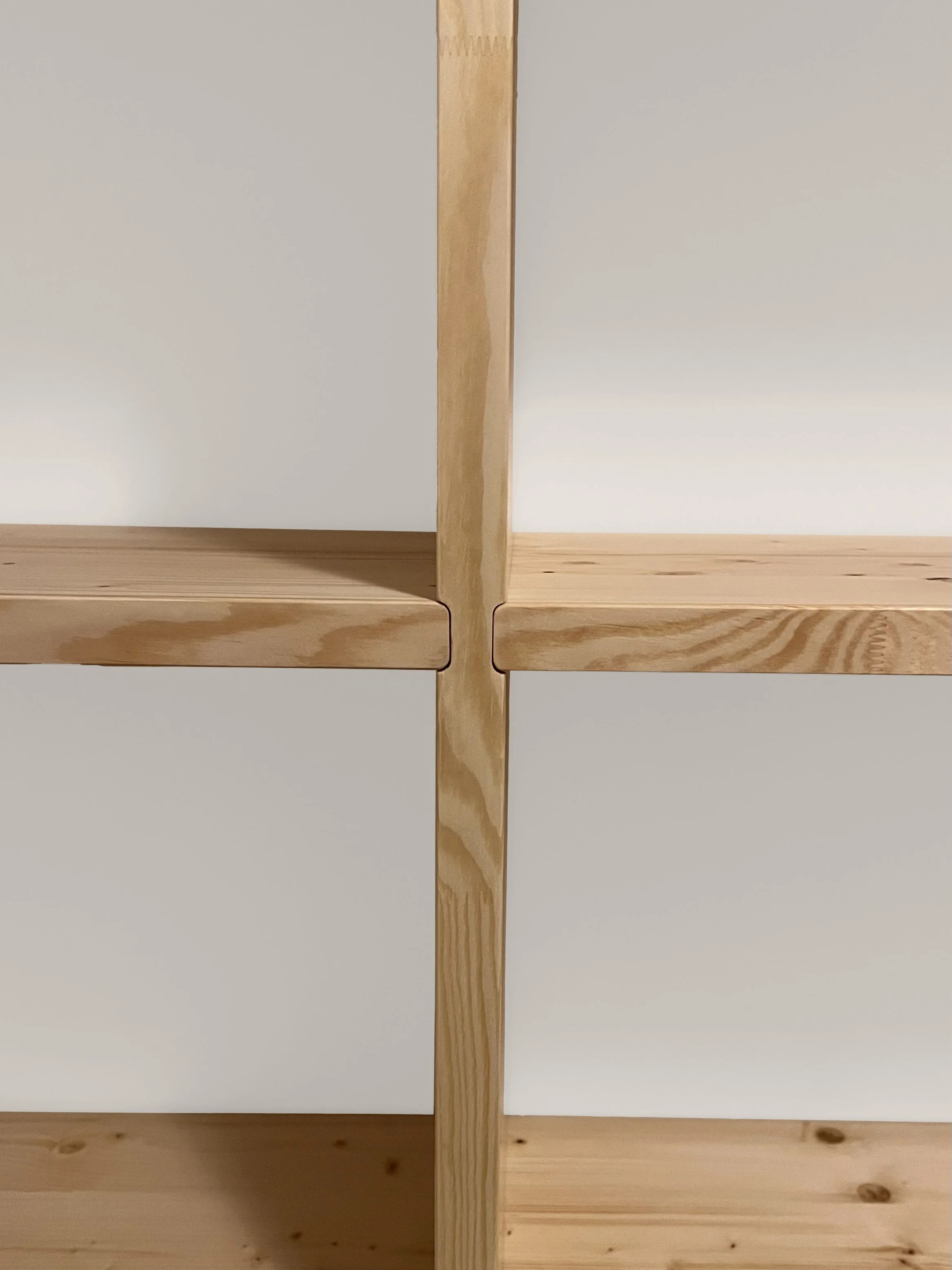 Exemple de finition d'assemblage pour étagères.