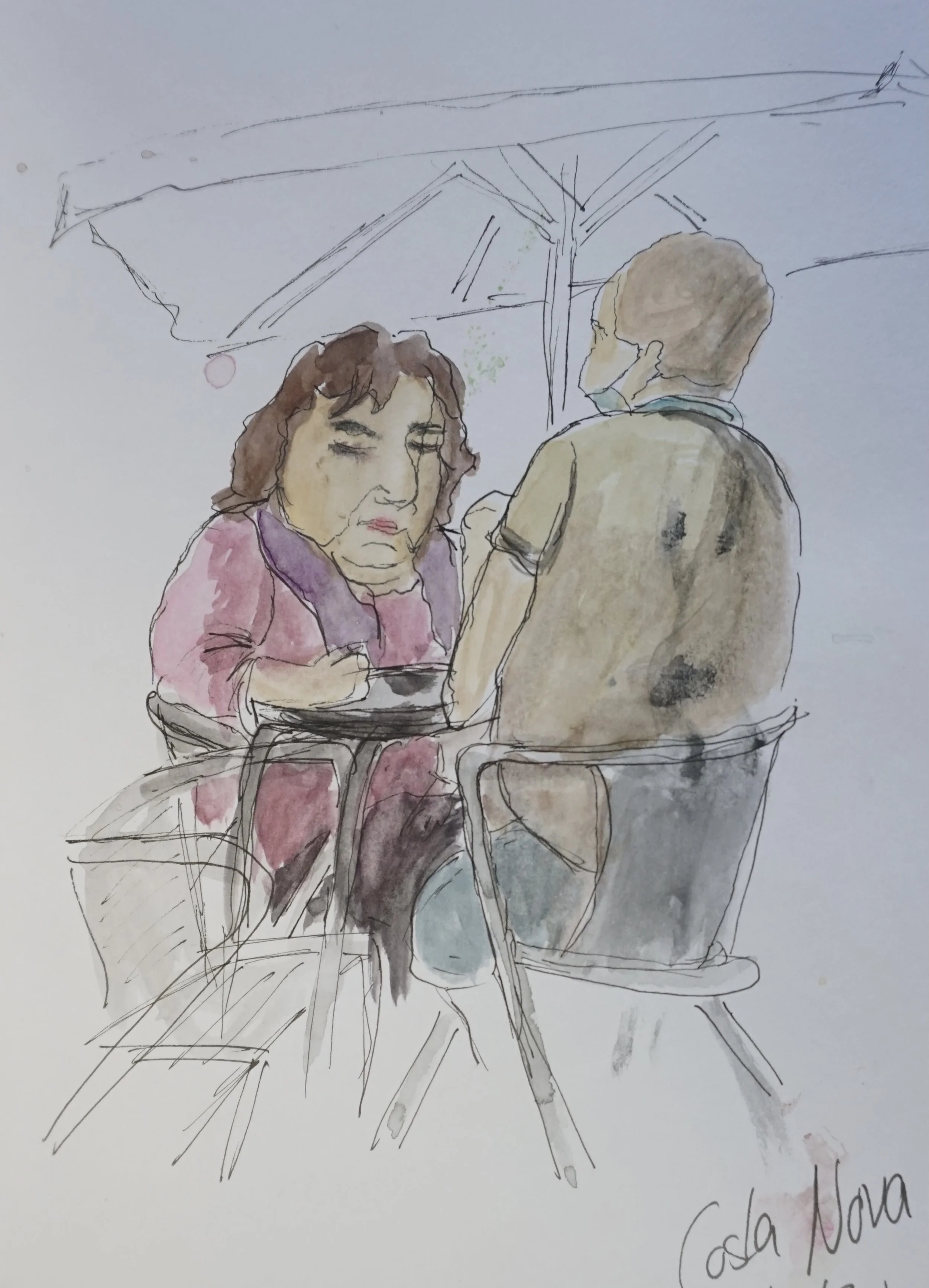 Eine Aquarellzeichnung zeigt zwei Menschen, die an einem Tisch sitzen und miteinander sprechen. Der Mann trägt eine braune Jacke und die Frau trägt eine pinkfarbene Jacke.