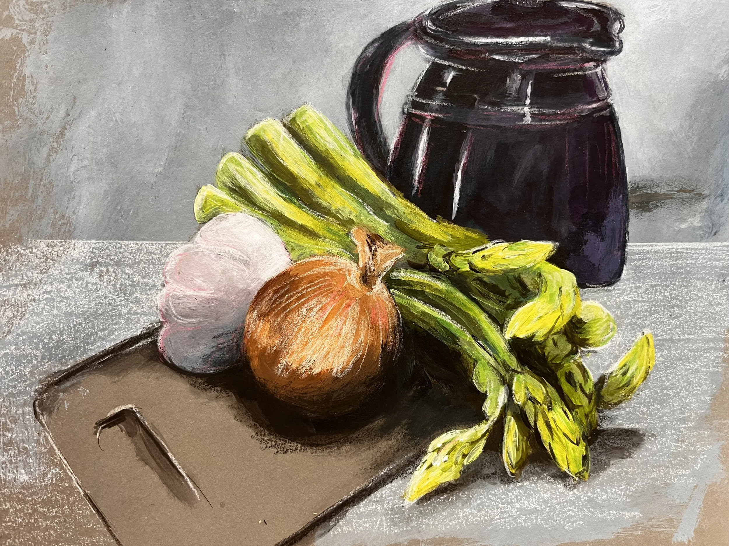 Pastellzeichnung von Knoblauch, Zwiebel, Sellerie, Bananen, einem schwarzen Krug und einem Schneidebrett auf einer grauen Oberfläche vor einem grauen Hintergrund.