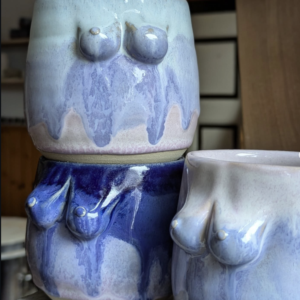 Keramikvasen in form von weiblichen Brüsten, dekoriert mit blauer und beige Glasur.