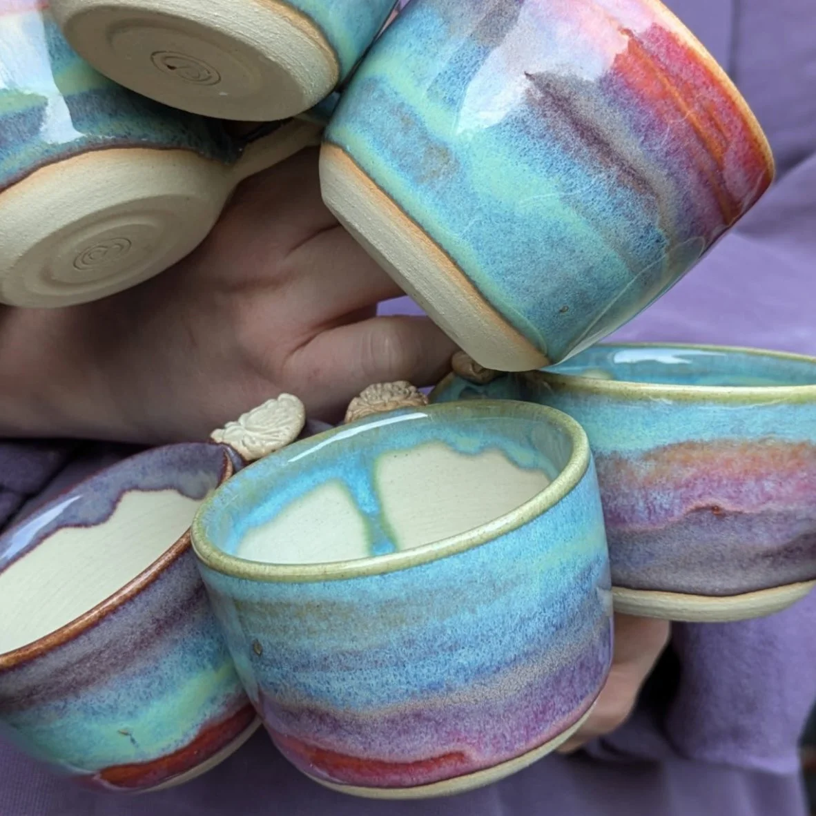 Bunte handgefertigte Keramik- und Porzellan-Teeschalen, manche mit Wasserflächenmalerei