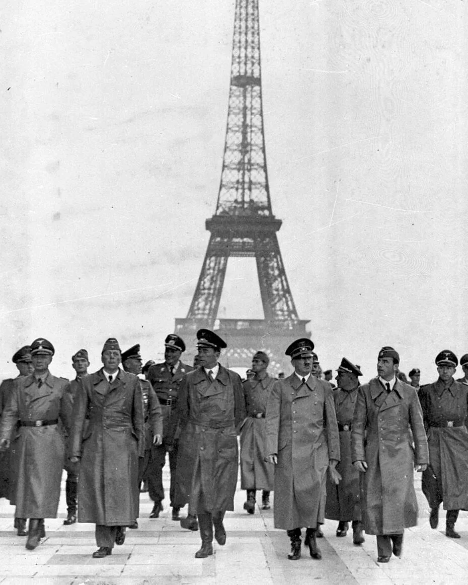 Bundesarchiv_Bild_183-H28708%252C_Paris%252C_Eiffelturm%252C_Besuch_Adolf_Hitler.jpg