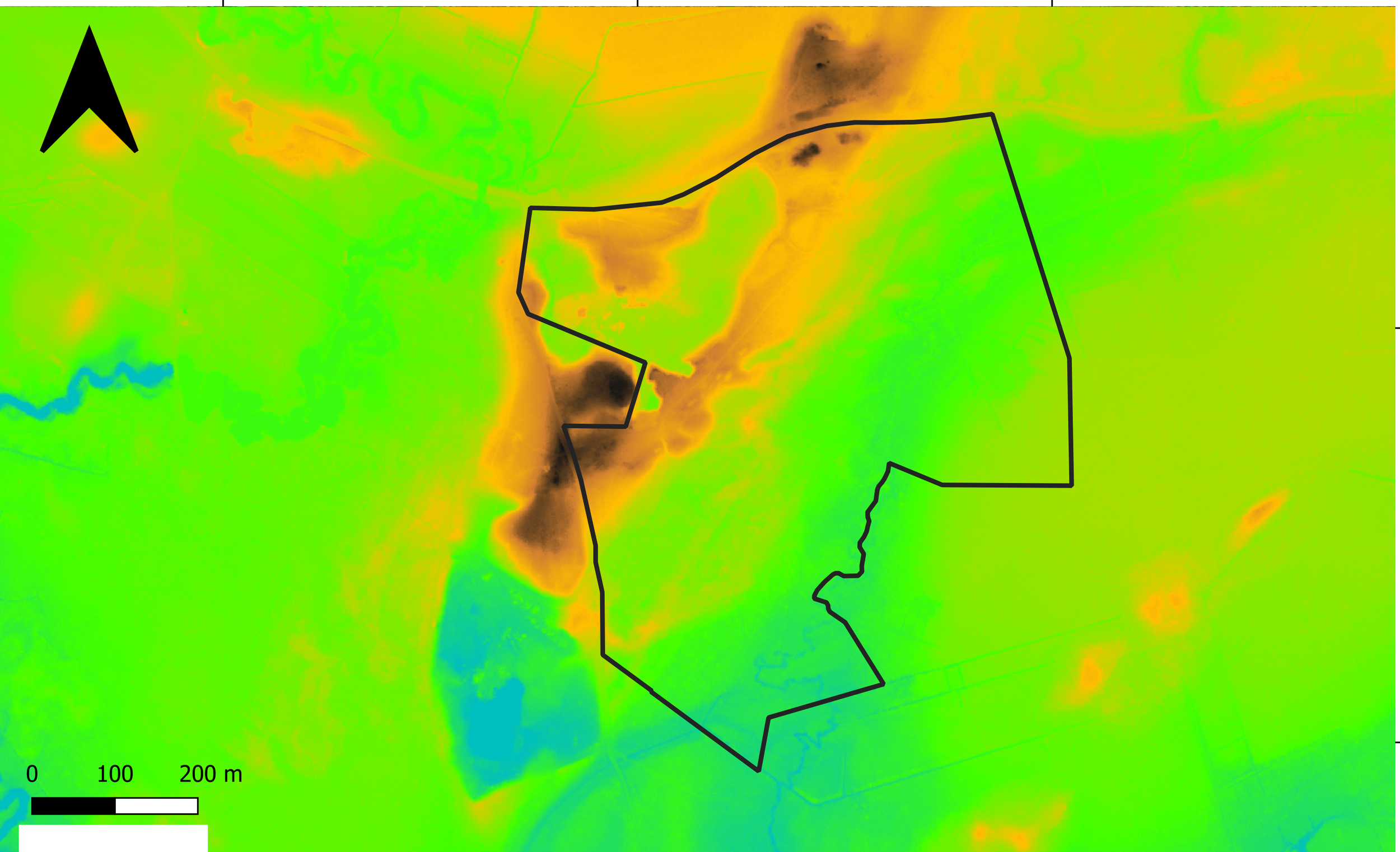 Carte topographique avec une zone délimitée par une ligne noire. Transition de couleurs vertes, jaunes et brunes représentant différentes altitudes, avec un symbole de flèche noire en haut à gauche.