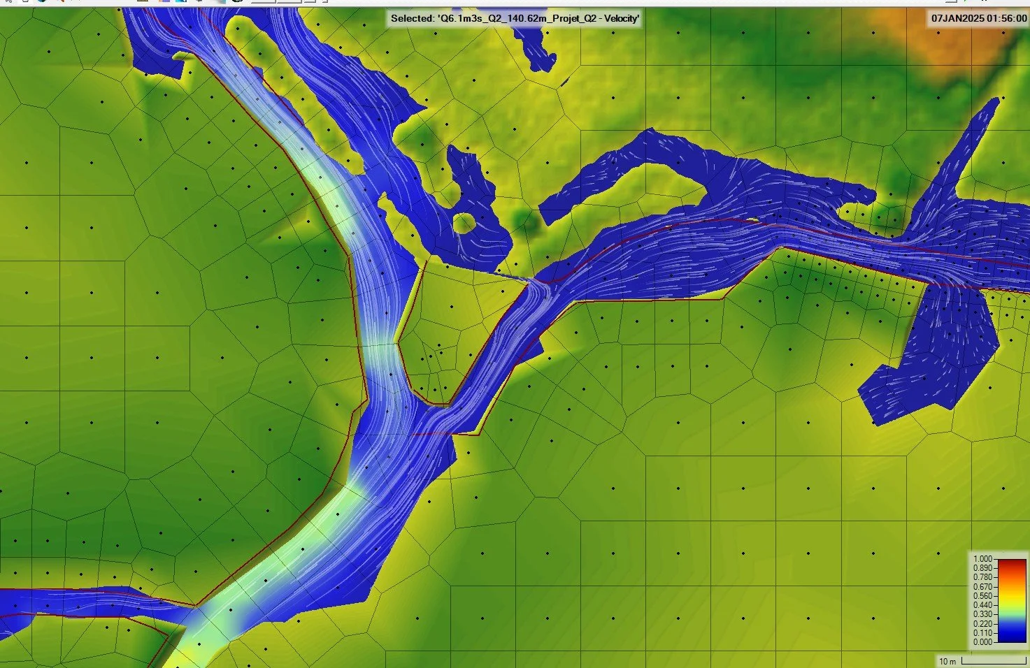 Carte topographique montrant une rivière ou un canal bleu avec des courbes de débit de différentes couleurs, entourée de zones vertes, avec une grille en hexagones et une légende de débit en bas à droite.