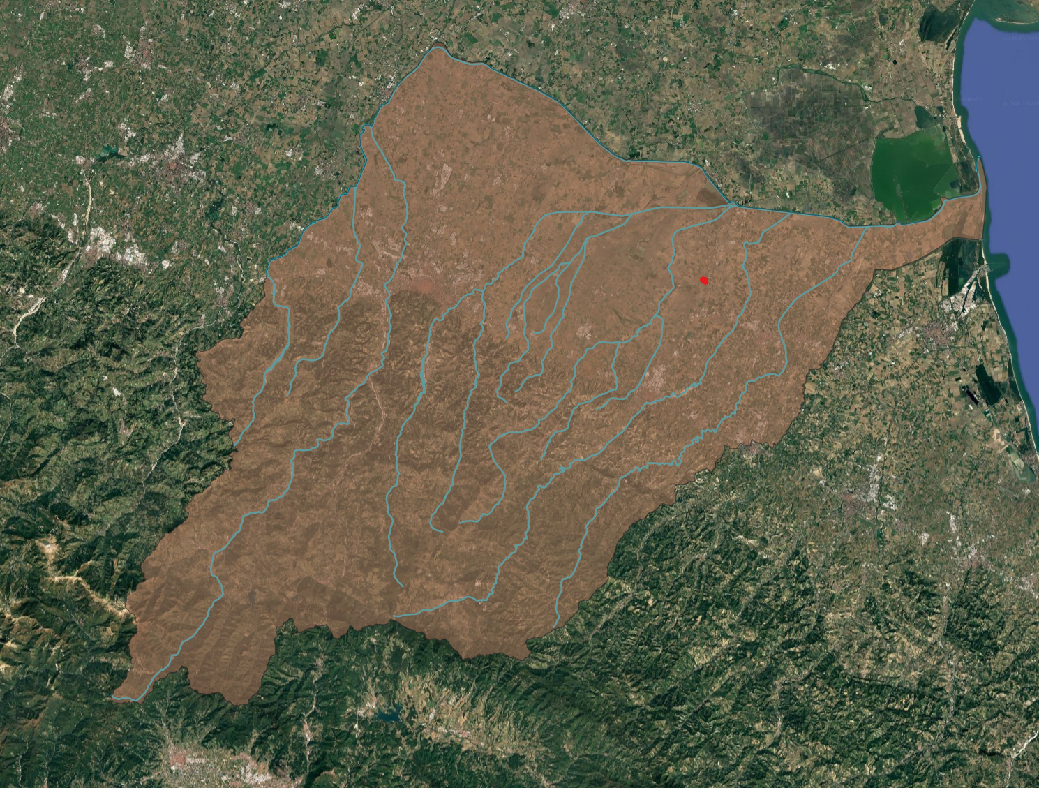 Carte géographique montrant un bassin versant avec plusieurs ruisseaux bleus, une zone aride en brun, une région verte au sud et une grande étendue d'eau à l'est.