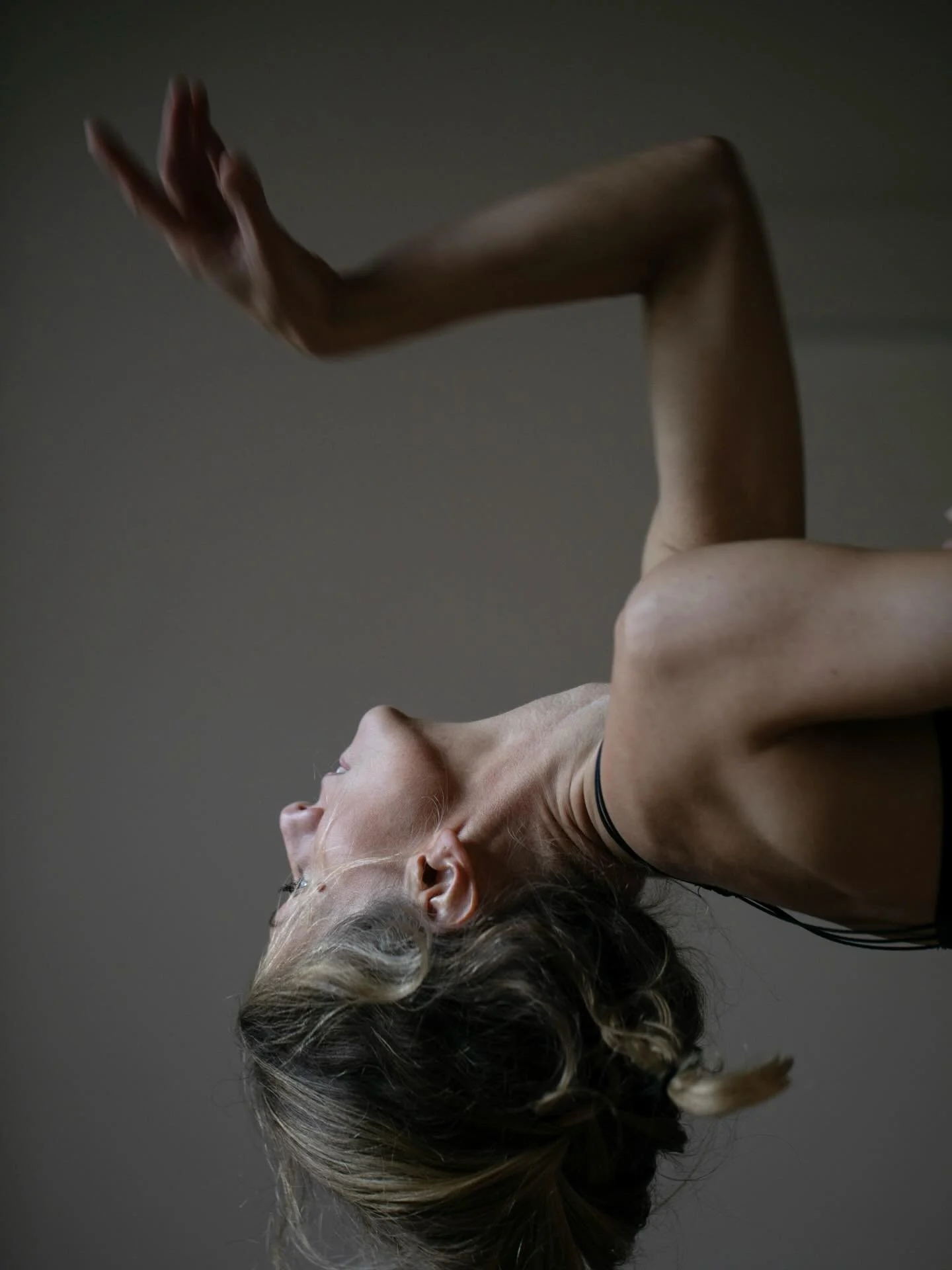 c a p t u r i n g 
y o u r  s t o r y.

La photographie, pour moi, c&rsquo;est cr&eacute;er un pont entre le regard et ce que l&rsquo;image raconte.
Au-del&agrave; du visuel, elle transmet une &eacute;motion, une &eacute;nergie, une intention.

Avec 