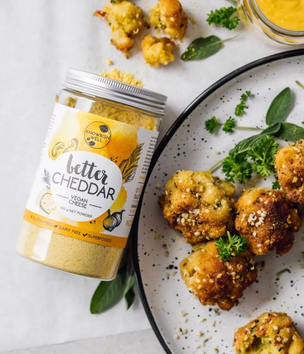 Photographie produit d’un plat de chou-fleur frit avec le packaging du fromage végétal "Better Cheddar" — projet combinant design d’emballage et stylisme culinaire.