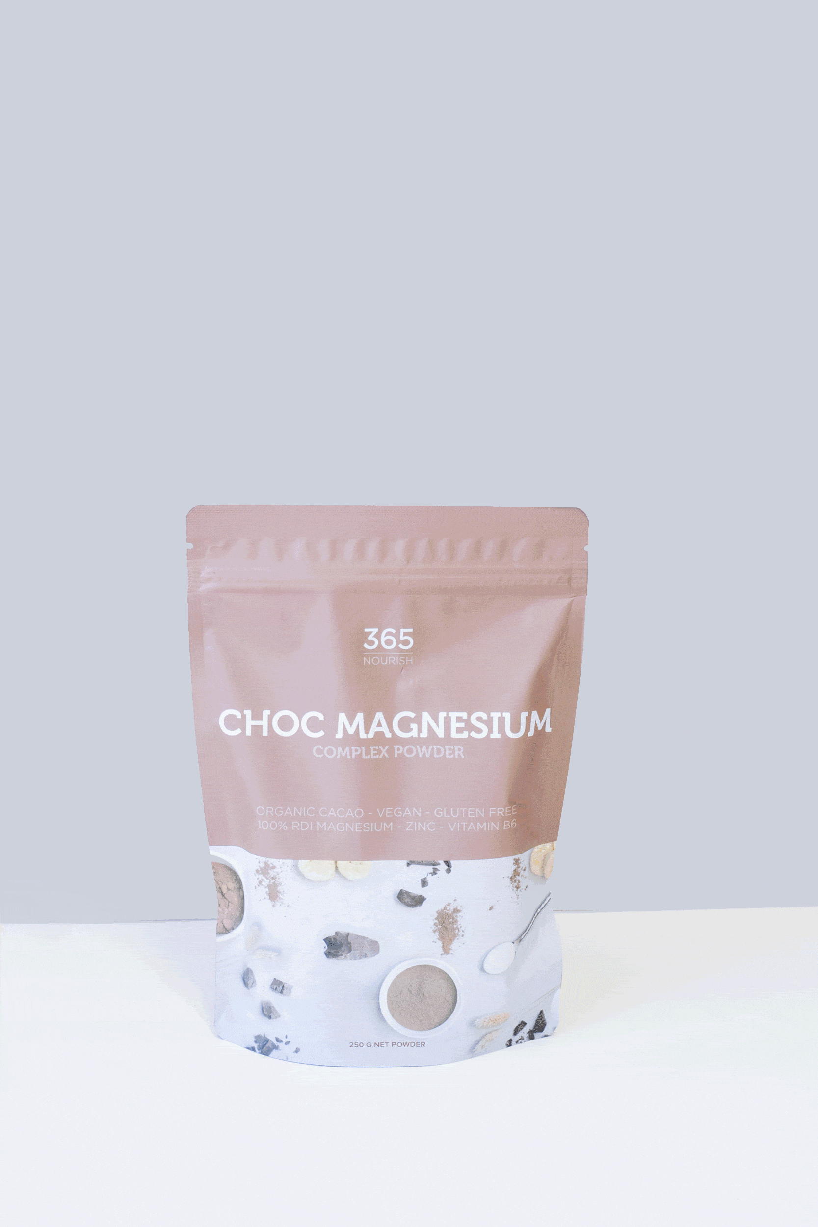 Sachet de poudre de magnésium au chocolat sur fond blanc — photo produit simple et épurée pour boutique bien-être ou e-commerce naturel.