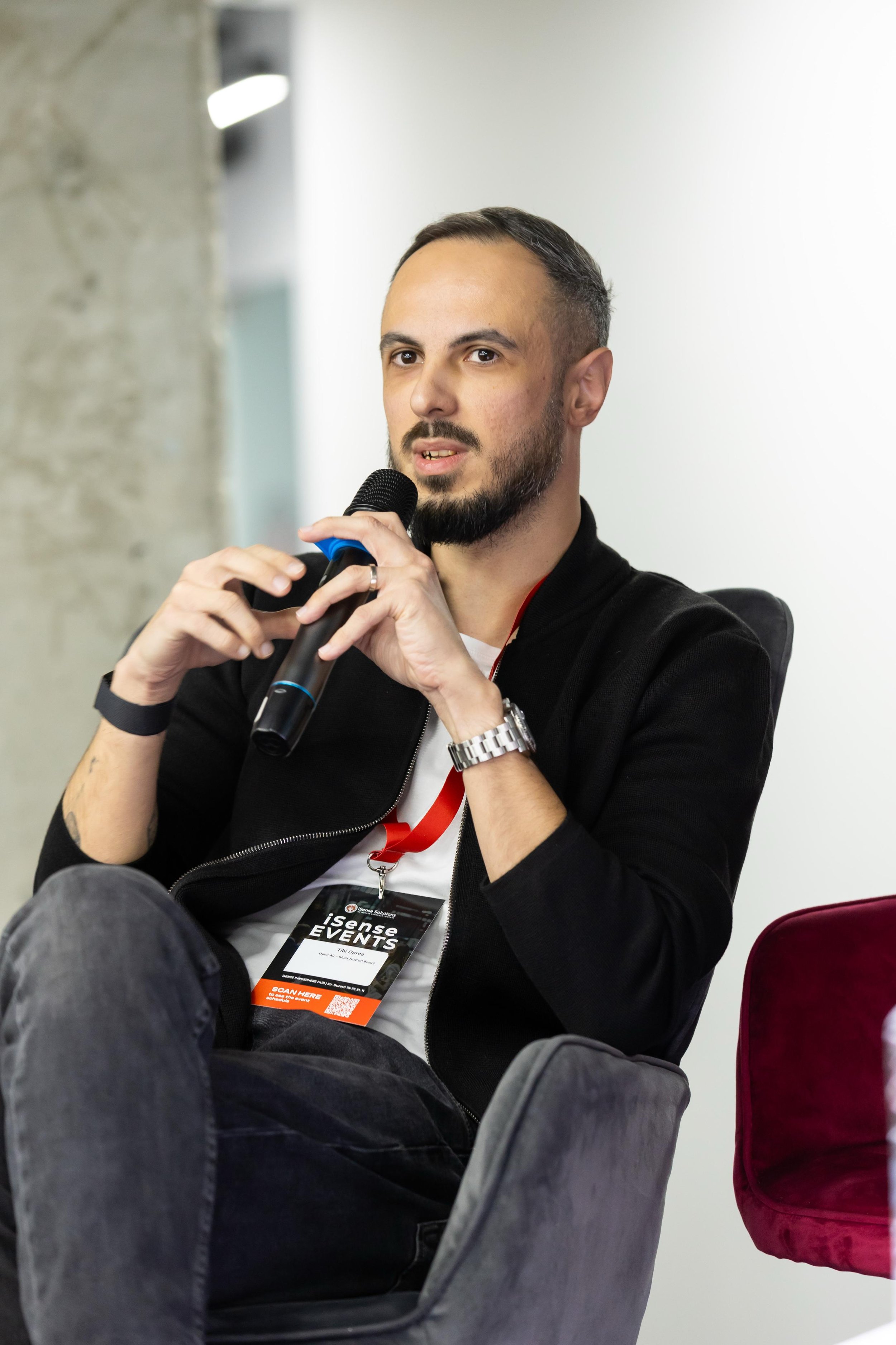 Tiberiu Oprea susținând o prezentare la o conferință de marketing digital.