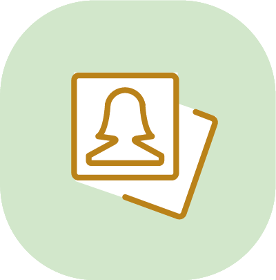 Ein iconartiges Bild einer Fotokamera mit einem Foto im Hintergrund, auf grünem Hintergrund.